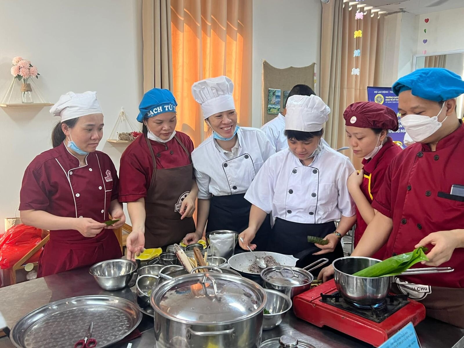 TRƯỜNG MN TỨ LIÊN THAM GIA ”LỚP BỒI DƯỠNG KỸ NĂNG NẤU ĂN CHUYÊN NGHIỆP TRONG TRƯỜNG MẦM NON” DO PHÒNG GD&ĐT QUẬN TỔ CHỨC- HÈ NĂM 2023