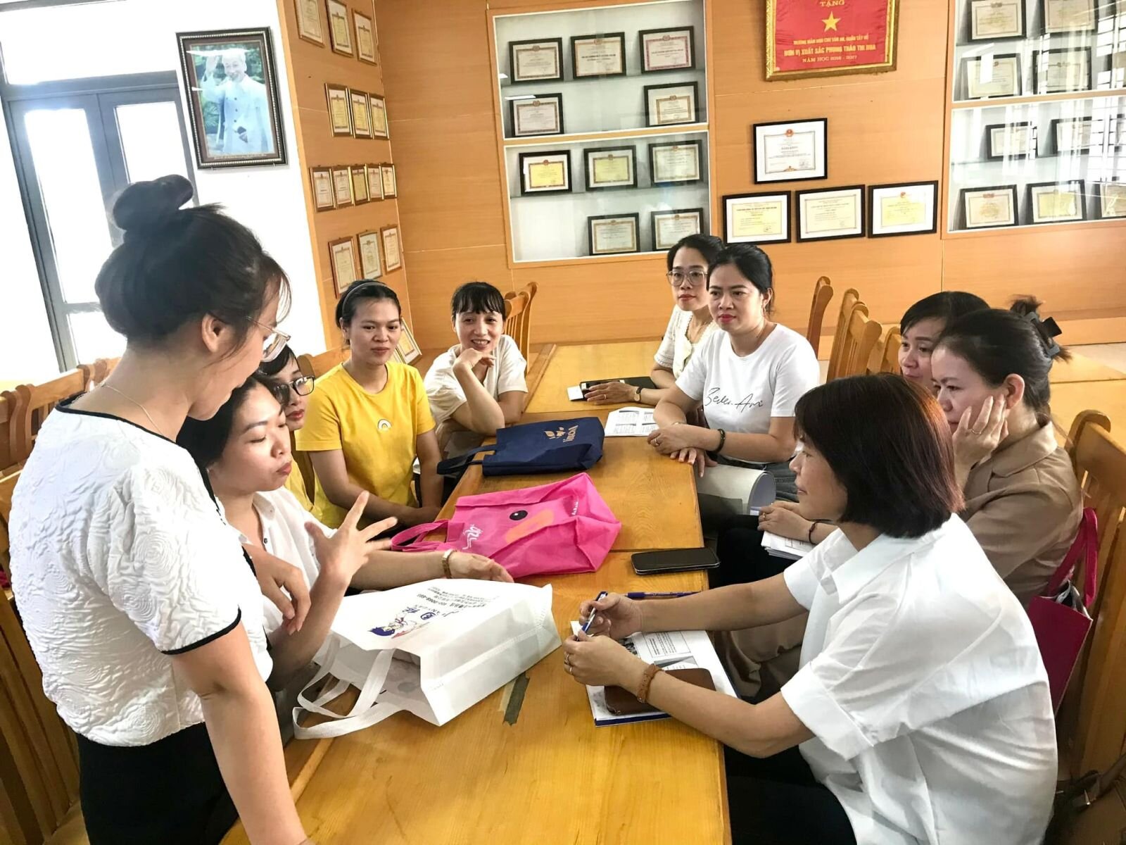 Giáo viên Trường Mầm non Tứ Liên tham gia lớp tập huấn phương pháp giảng dạy tiên tiến cho trẻ mầm non