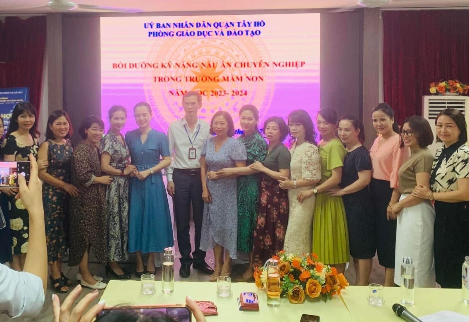 TRƯỜNG MN TỨ LIÊN THAM GIA ”LỚP BỒI DƯỠNG KỸ NĂNG NẤU ĂN CHUYÊN NGHIỆP TRONG TRƯỜNG MẦM NON” DO PHÒNG GD&ĐT QUẬN TỔ CHỨC- HÈ NĂM 2023