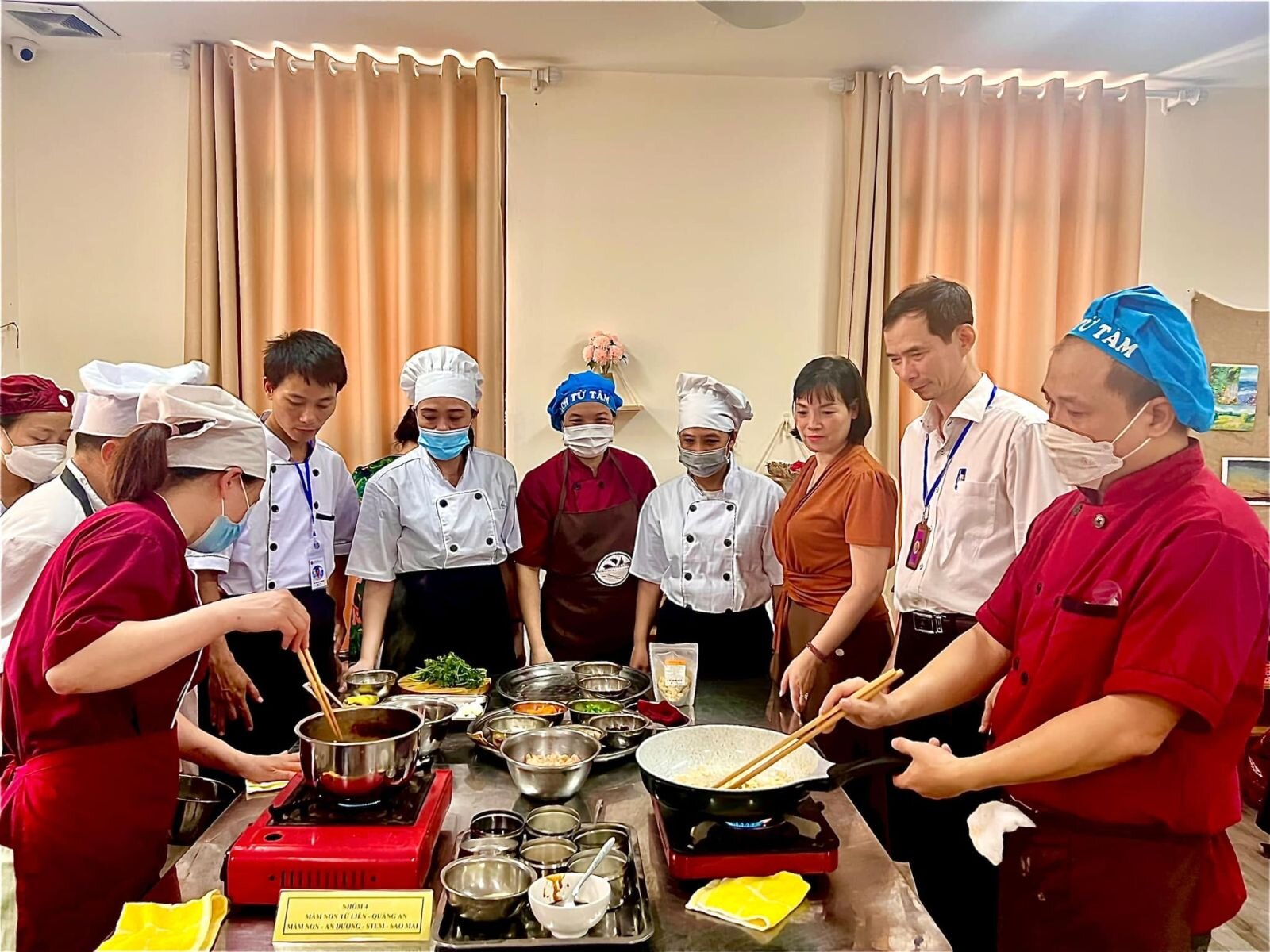 TRƯỜNG MN TỨ LIÊN THAM GIA ”LỚP BỒI DƯỠNG KỸ NĂNG NẤU ĂN CHUYÊN NGHIỆP TRONG TRƯỜNG MẦM NON” DO PHÒNG GD&ĐT QUẬN TỔ CHỨC- HÈ NĂM 2023