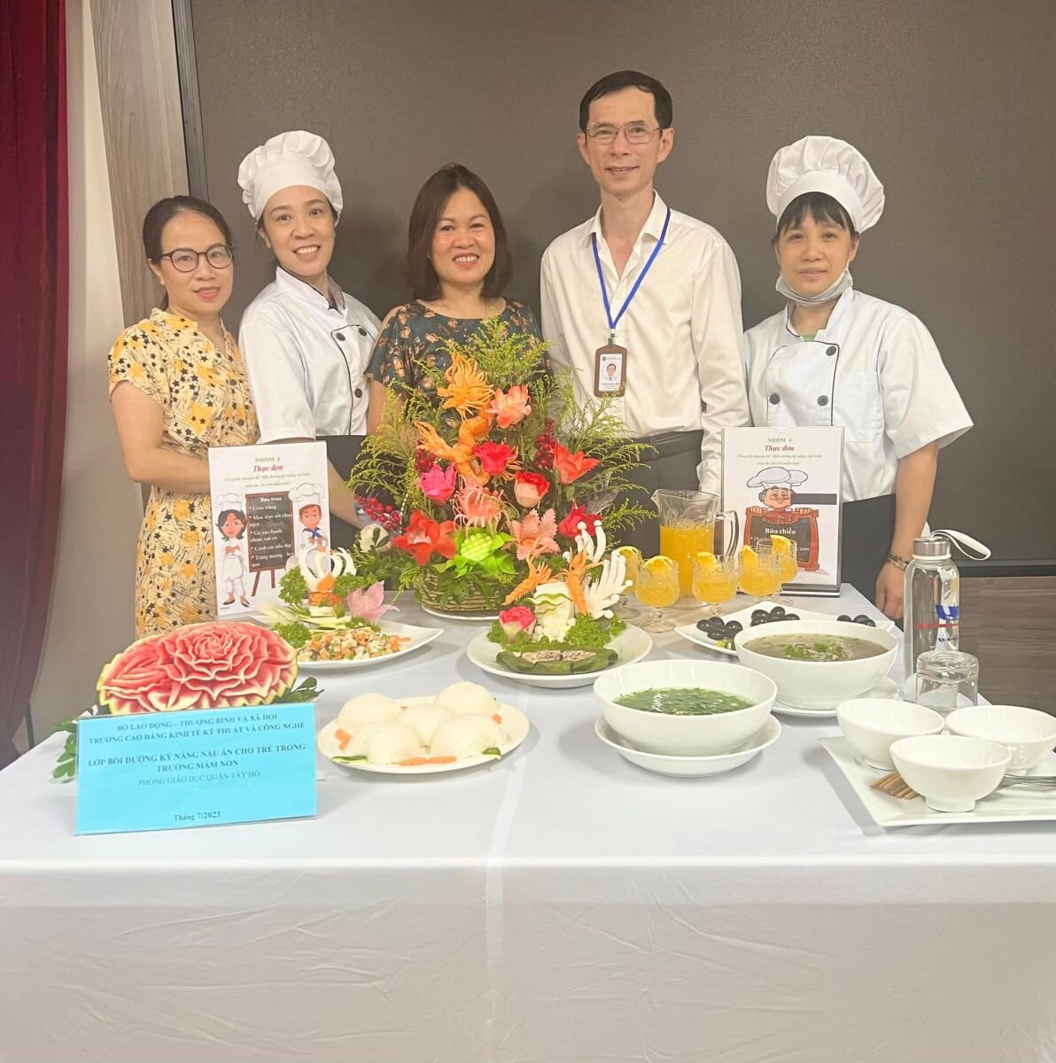 TRƯỜNG MN TỨ LIÊN THAM GIA ”LỚP BỒI DƯỠNG KỸ NĂNG NẤU ĂN CHUYÊN NGHIỆP TRONG TRƯỜNG MẦM NON” DO PHÒNG GD&ĐT QUẬN TỔ CHỨC- HÈ NĂM 2023