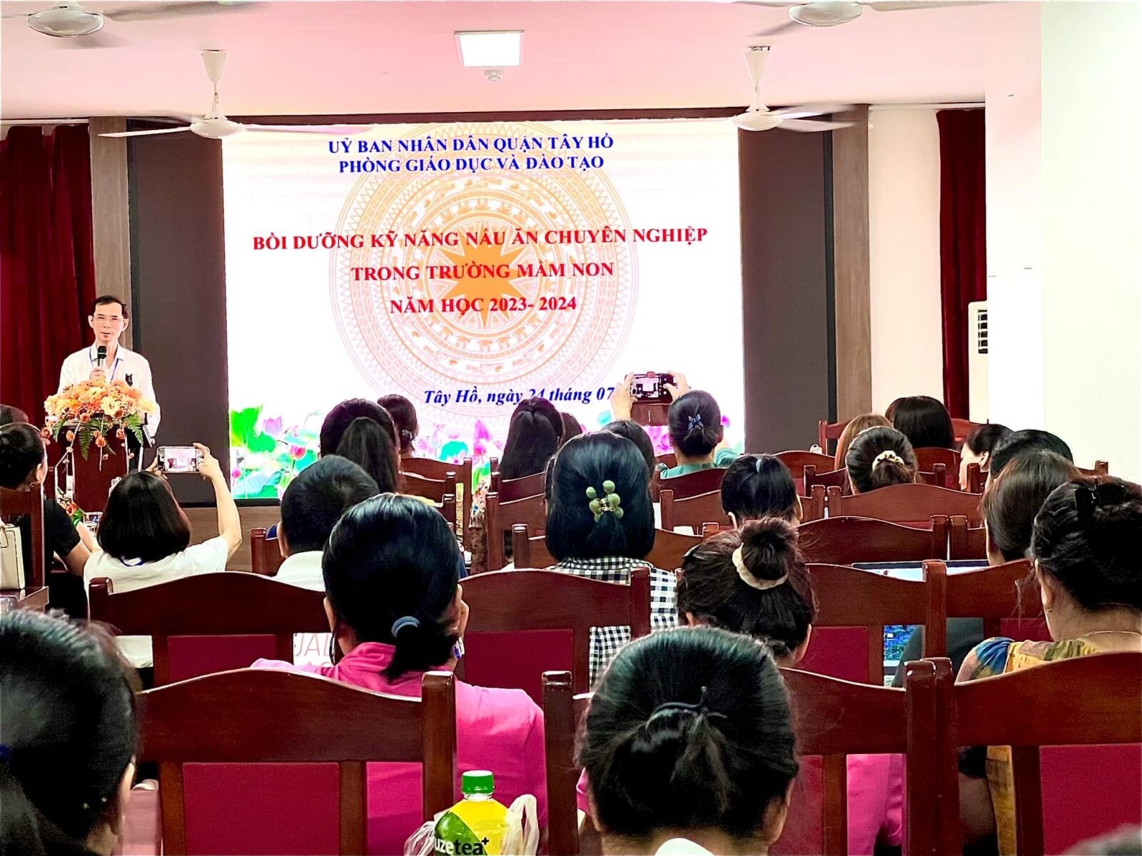 TRƯỜNG MN TỨ LIÊN THAM GIA ”LỚP BỒI DƯỠNG KỸ NĂNG NẤU ĂN CHUYÊN NGHIỆP TRONG TRƯỜNG MẦM NON” DO PHÒNG GD&ĐT QUẬN TỔ CHỨC- HÈ NĂM 2023