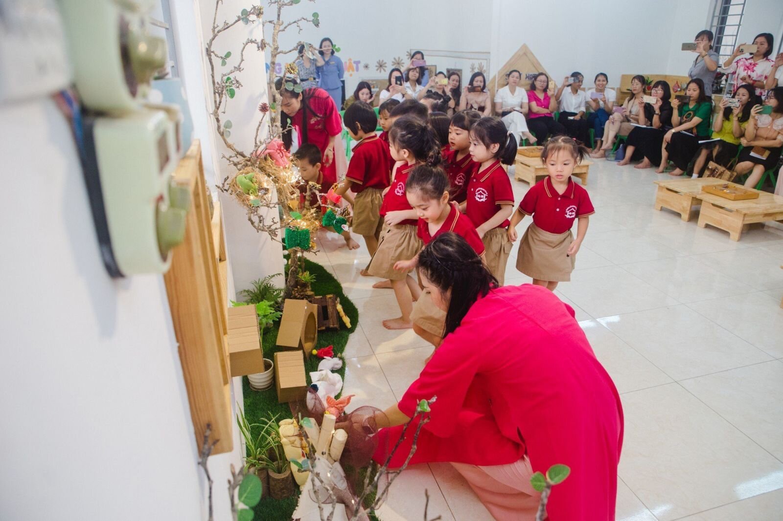 Trường Mầm non Chu Văn An vinh dự đón đoàn CBQL và GVMN cốt cán các tỉnh thành phía Bắc lớp tập huấn của Cục Nhà giáo và Cán bộ QLGD Bộ GD&ĐT đến dự giờ, thăm quan thực tế tại Nhà trường