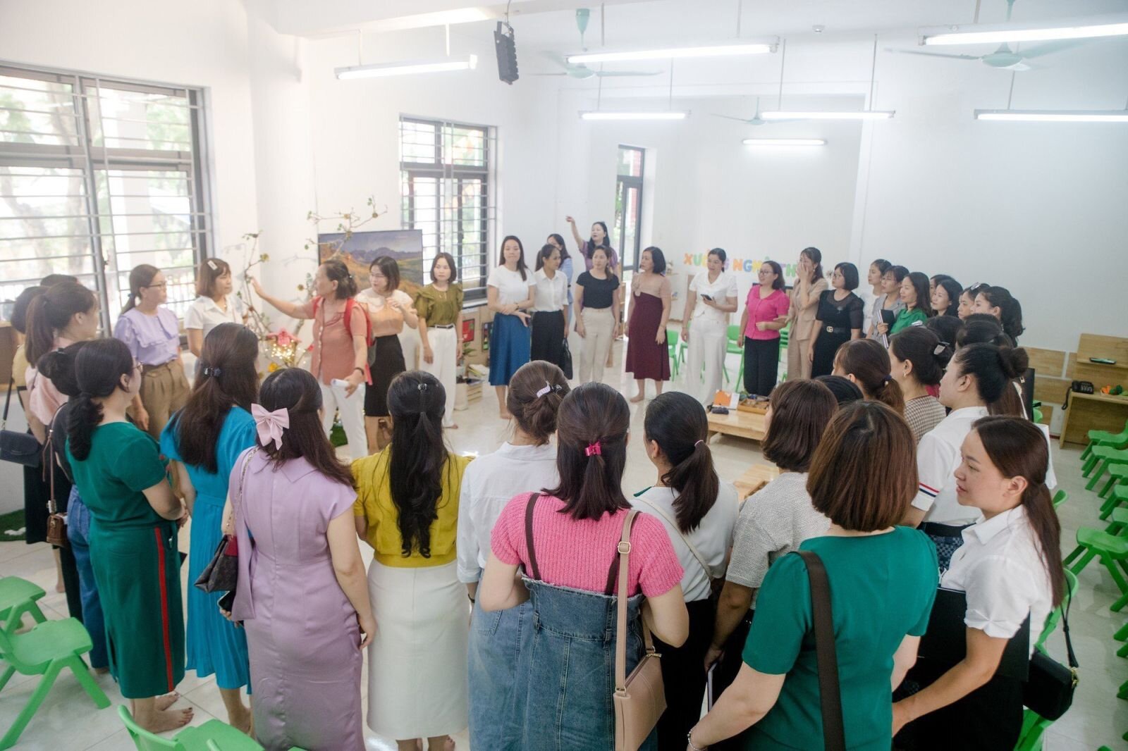 Trường Mầm non Chu Văn An vinh dự đón đoàn CBQL và GVMN cốt cán các tỉnh thành phía Bắc lớp tập huấn của Cục Nhà giáo và Cán bộ QLGD Bộ GD&ĐT đến dự giờ, thăm quan thực tế tại Nhà trường