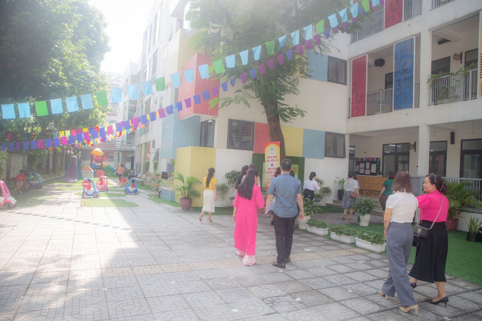 Trường Mầm non Chu Văn An vinh dự đón đoàn CBQL và GVMN cốt cán các tỉnh thành phía Bắc lớp tập huấn của Cục Nhà giáo và Cán bộ QLGD Bộ GD&ĐT đến dự giờ, thăm quan thực tế tại Nhà trường