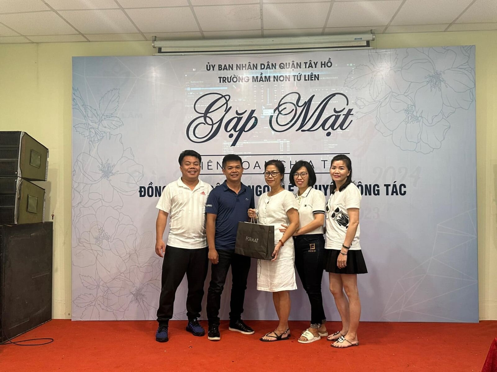 Trường mầm non Tứ Liên tổ chức buổi gặp mặt, liên hoan chia tay đồng chí Ngô THị Ngọc Lệ- nguyên phó hiệu trưởng nhà trường.