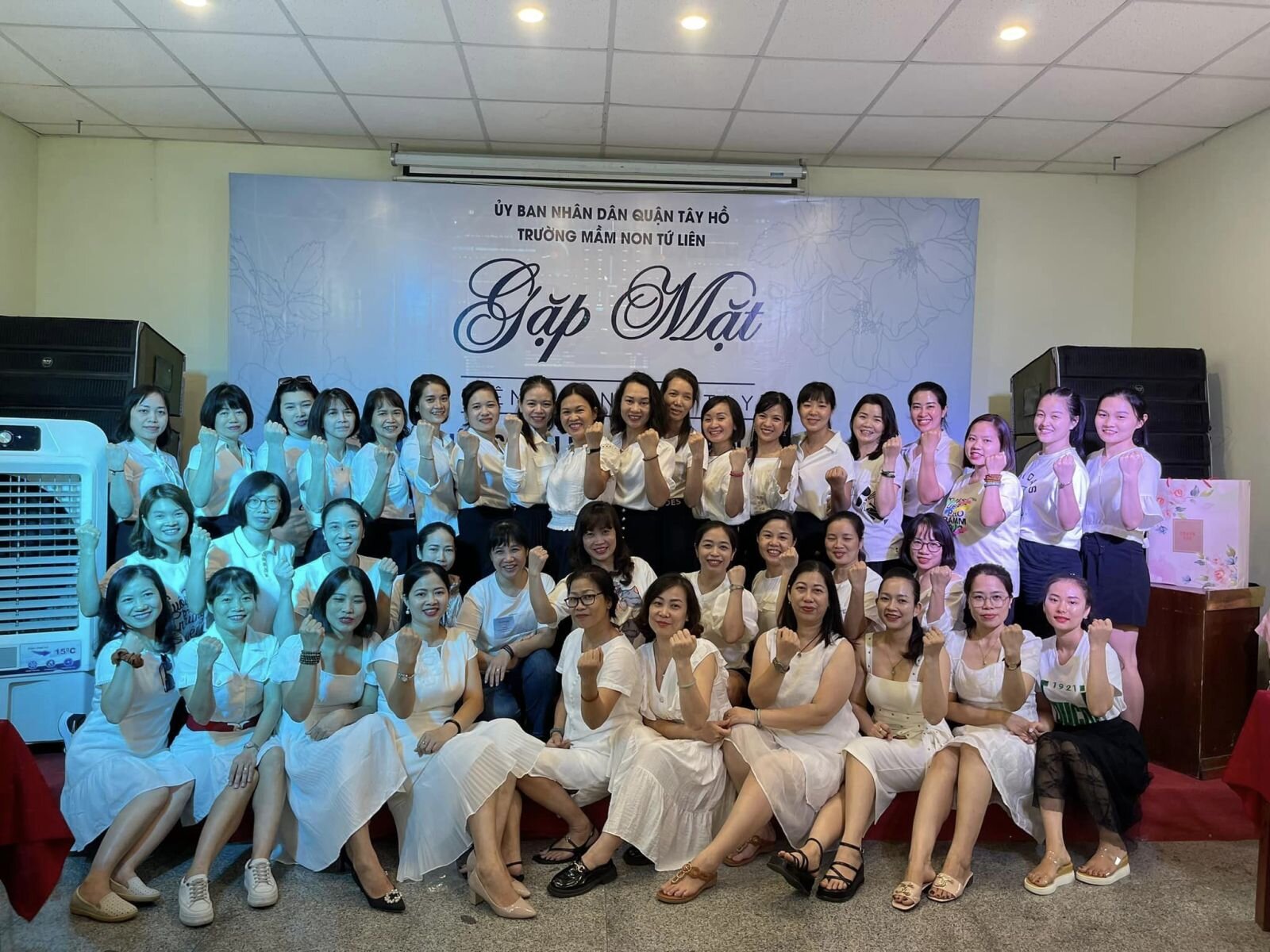 Trường mầm non Tứ Liên tổ chức buổi gặp mặt, liên hoan chia tay đồng chí Ngô THị Ngọc Lệ- nguyên phó hiệu trưởng nhà trường.