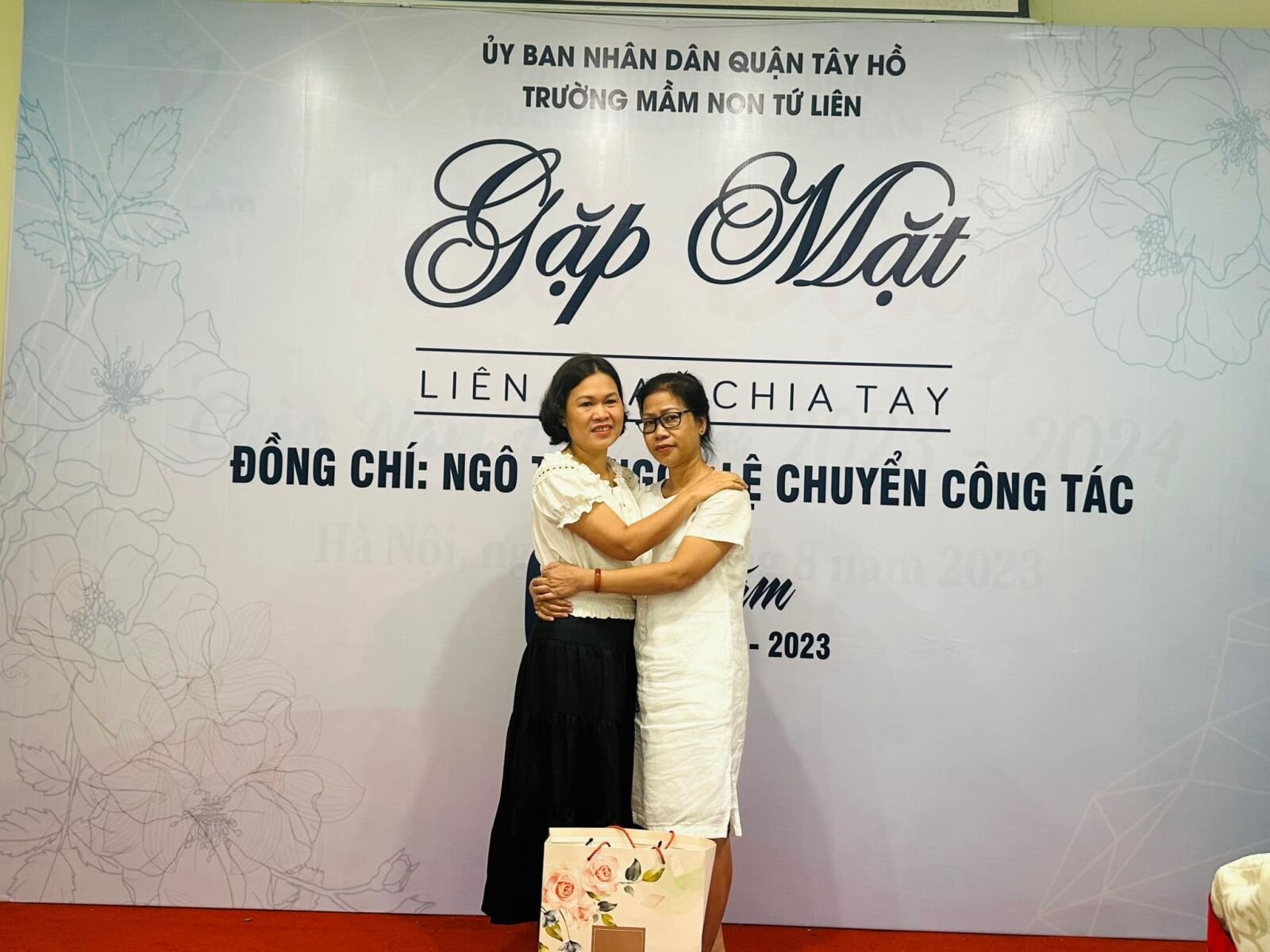 Trường mầm non Tứ Liên tổ chức buổi gặp mặt, liên hoan chia tay đồng chí Ngô THị Ngọc Lệ- nguyên phó hiệu trưởng nhà trường.