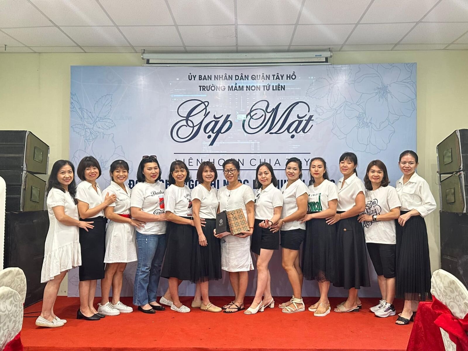 Trường mầm non Tứ Liên tổ chức buổi gặp mặt, liên hoan chia tay đồng chí Ngô THị Ngọc Lệ- nguyên phó hiệu trưởng nhà trường.