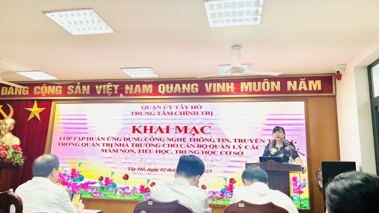 Tập huấn phổ biến kiến thức về chuyển đổi số trong lĩnh vực giáo dục cho cán bộ quản lý, giáo viên phụ trách công nghệ thông tin của các trường mầm non, tiểu học, THCS trực thuộc quản lý của Phòng.