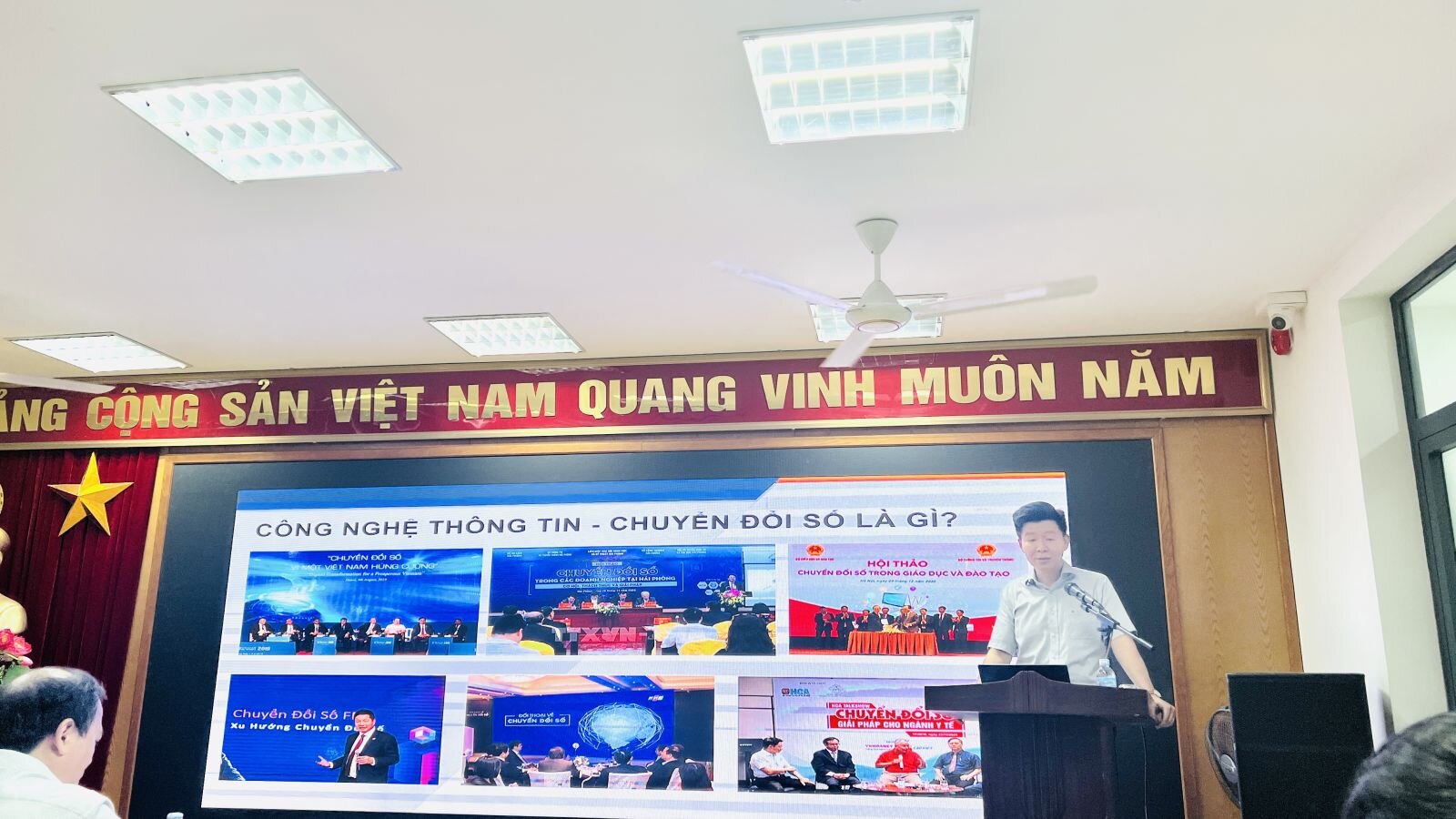 Tập huấn phổ biến kiến thức về chuyển đổi số trong lĩnh vực giáo dục cho cán bộ quản lý, giáo viên phụ trách công nghệ thông tin của các trường mầm non, tiểu học, THCS trực thuộc quản lý của Phòng.