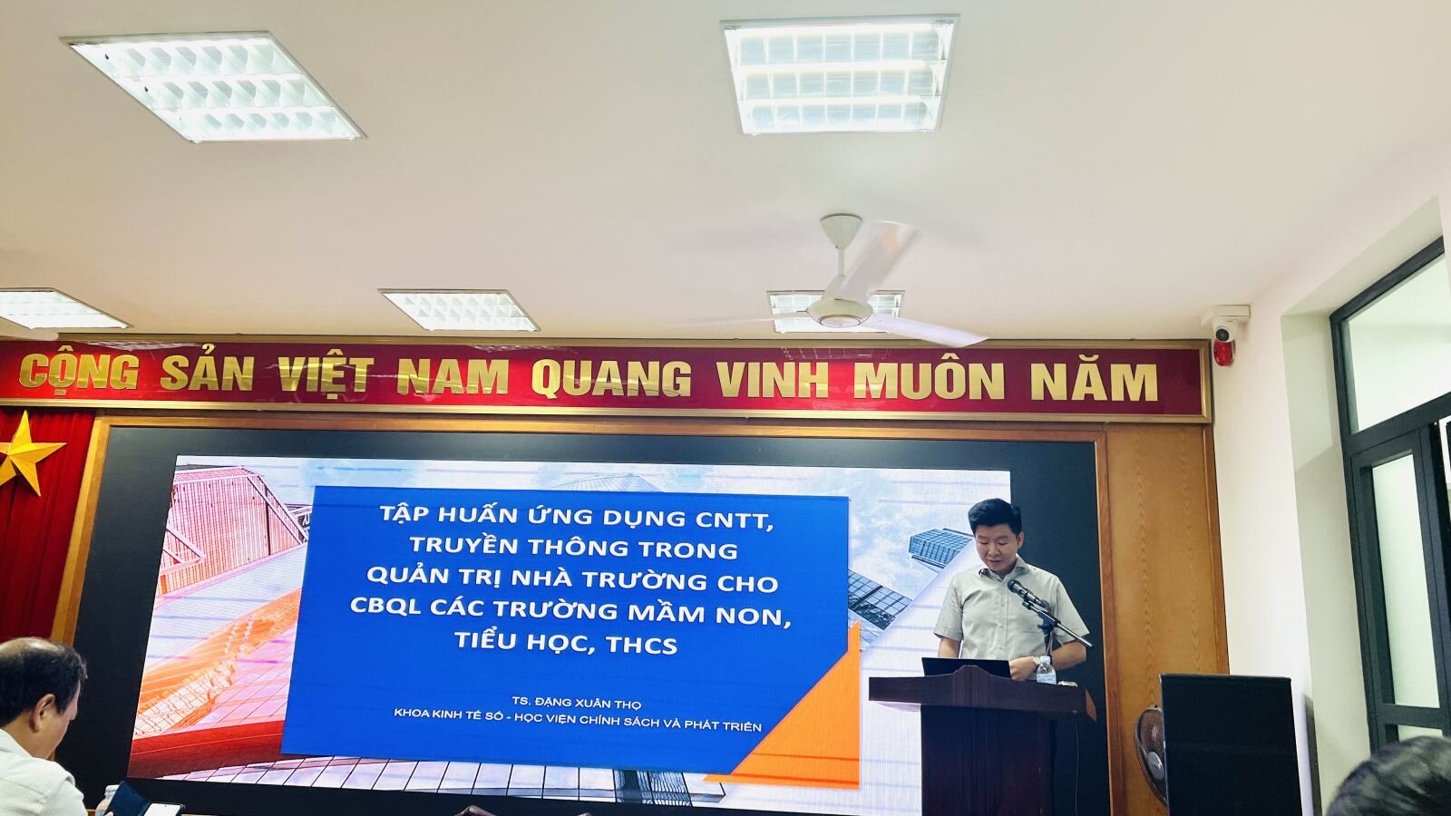 Tập huấn phổ biến kiến thức về chuyển đổi số trong lĩnh vực giáo dục cho cán bộ quản lý, giáo viên phụ trách công nghệ thông tin của các trường mầm non, tiểu học, THCS trực thuộc quản lý của Phòng.