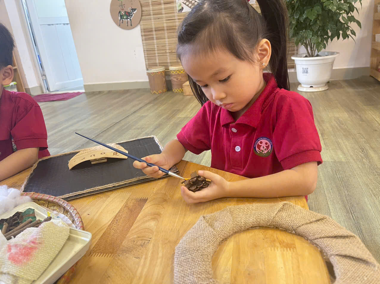 Làm hoa từ quả thông