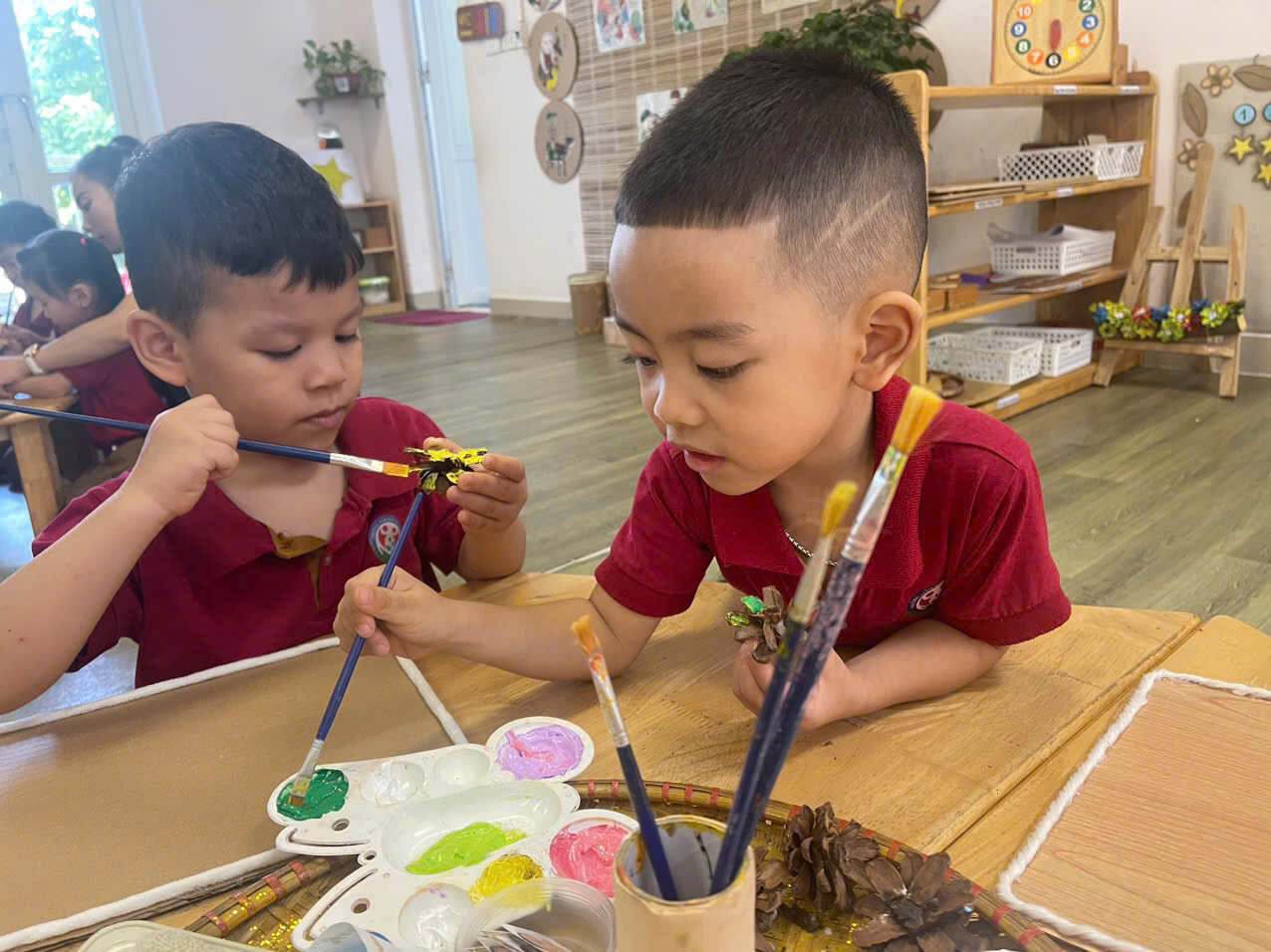 Làm hoa từ quả thông