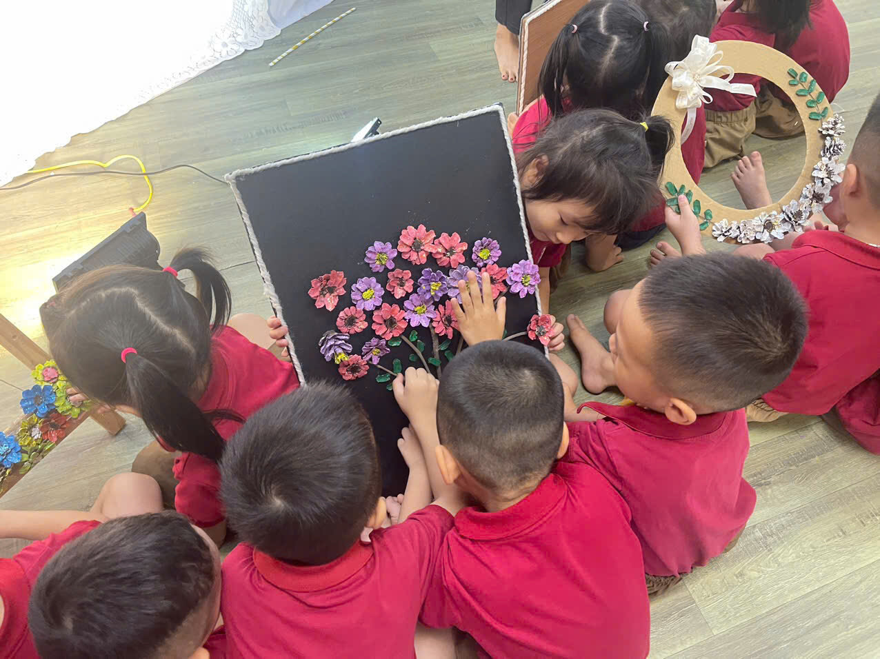 Làm hoa từ quả thông