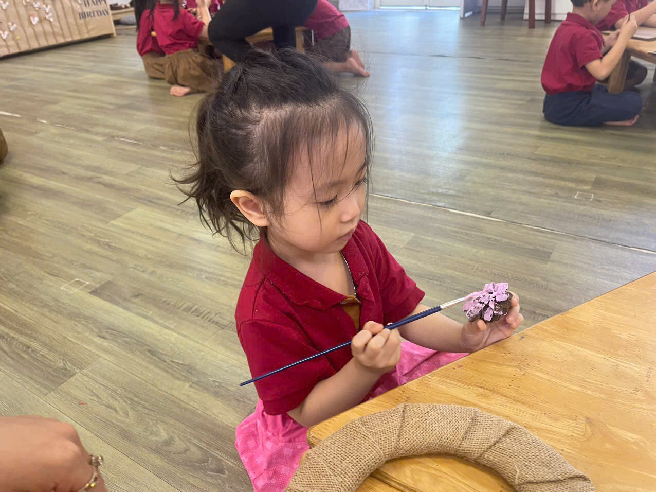 Làm hoa từ quả thông