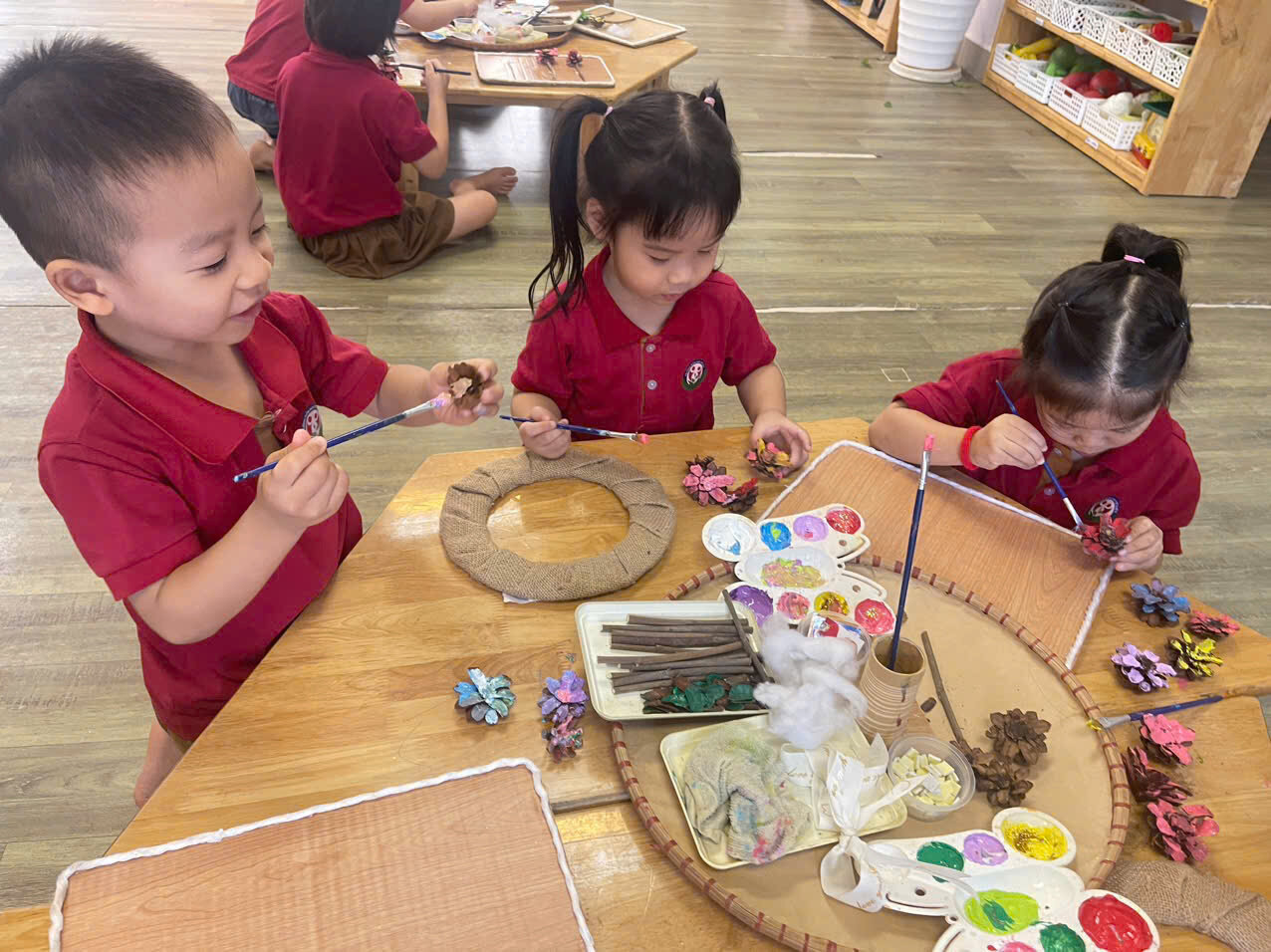 Làm hoa từ quả thông