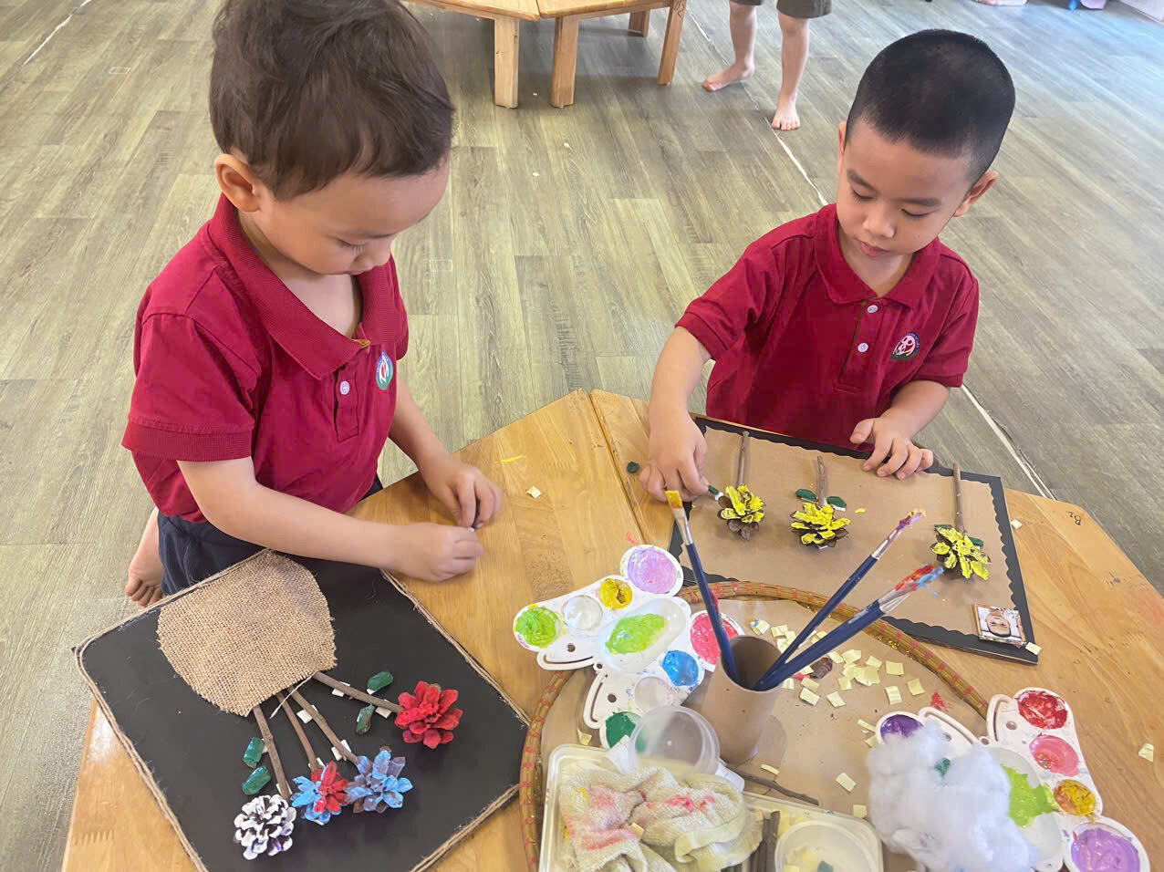 Làm hoa từ quả thông