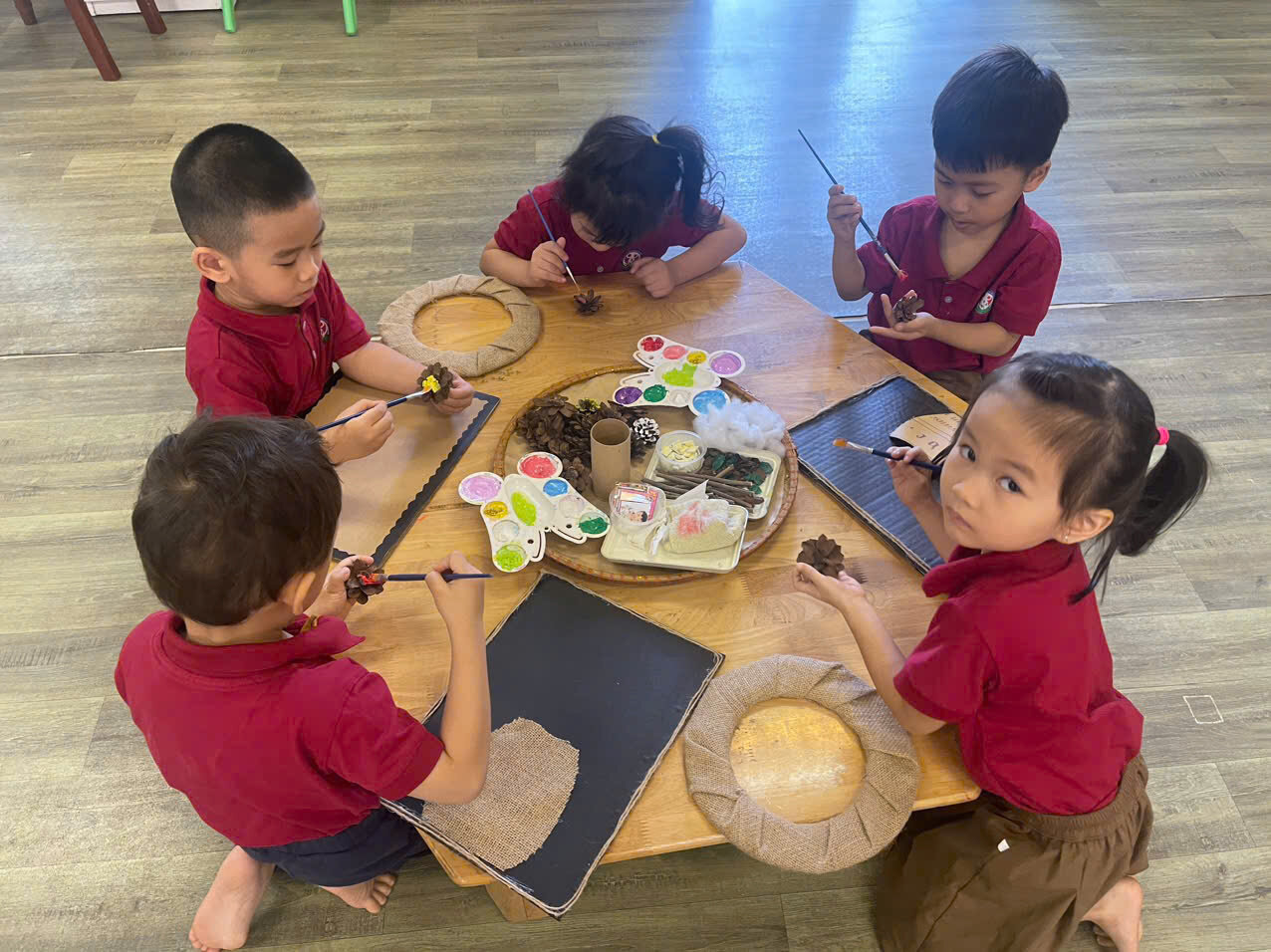 Làm hoa từ quả thông