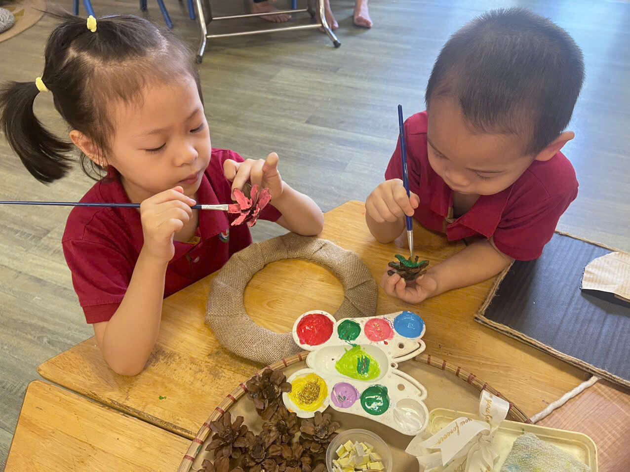 Làm hoa từ quả thông