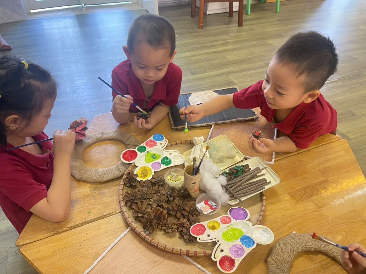 Làm hoa từ quả thông