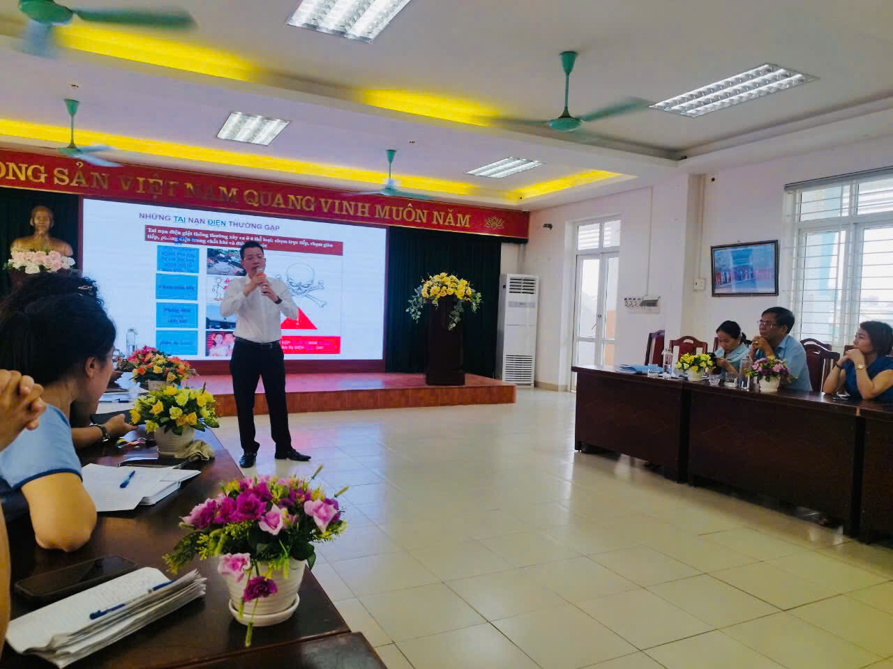 TRƯỜNG MẦM NON TỨ LIÊN KẾT HỢP CÙNG VIỆN KHOA HỌC GIÁO DỤCAN TOÀN VIỆT NAM TẬP HUẤN KỸ NĂNG AN TOÀN, PHÓNG, CHỐNG TAI NẠN THƯƠNG TÍCH CHO CB-GV-NV VÀ PHHS NHÀ TRƯỜNG