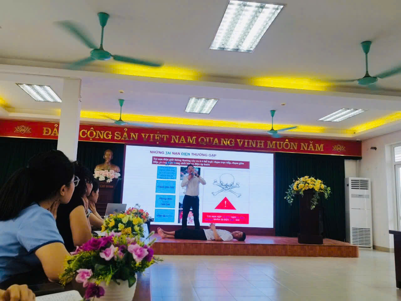 TRƯỜNG MẦM NON TỨ LIÊN KẾT HỢP CÙNG VIỆN KHOA HỌC GIÁO DỤCAN TOÀN VIỆT NAM TẬP HUẤN KỸ NĂNG AN TOÀN, PHÓNG, CHỐNG TAI NẠN THƯƠNG TÍCH CHO CB-GV-NV VÀ PHHS NHÀ TRƯỜNG