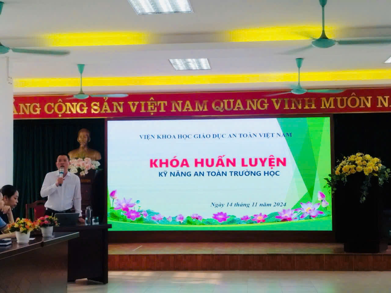 TRƯỜNG MẦM NON TỨ LIÊN KẾT HỢP CÙNG VIỆN KHOA HỌC GIÁO DỤCAN TOÀN VIỆT NAM TẬP HUẤN KỸ NĂNG AN TOÀN, PHÓNG, CHỐNG TAI NẠN THƯƠNG TÍCH CHO CB-GV-NV VÀ PHHS NHÀ TRƯỜNG