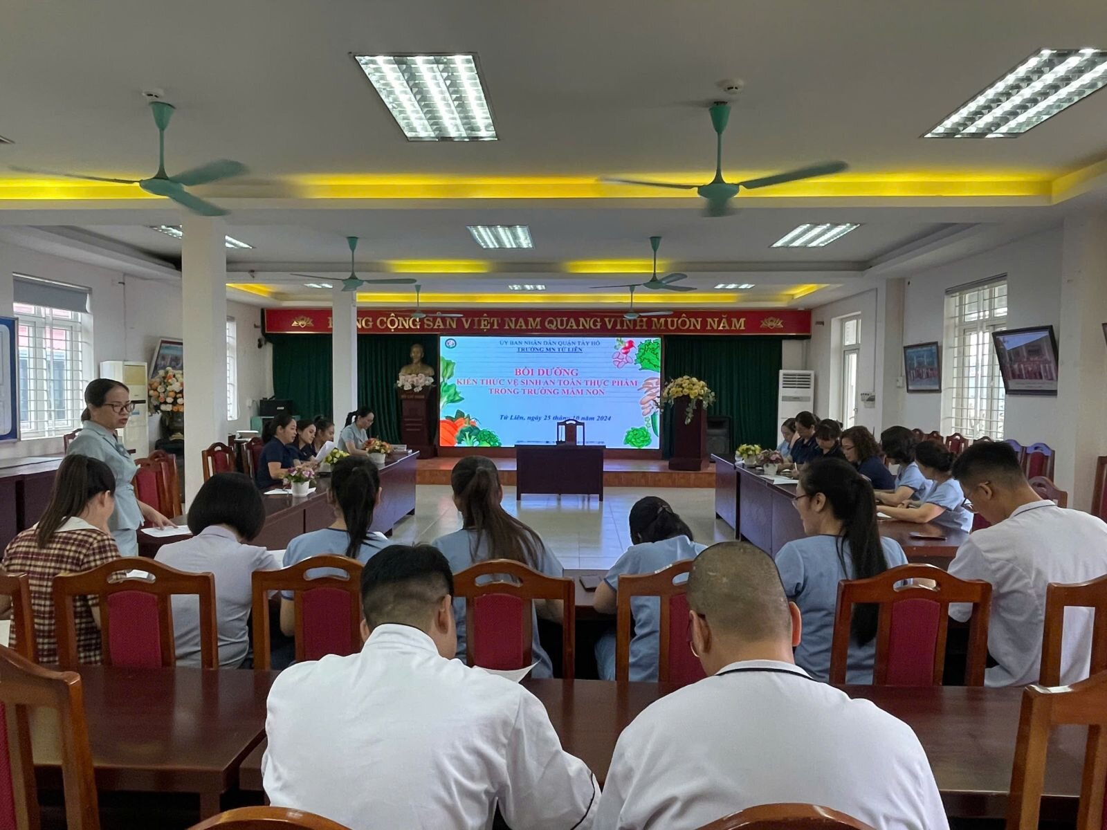 👩‍🍳 TRƯỜNG MẦM NON TỨ LIÊN TỔ CHỨC BỒI DƯỠNG KIẾN THỨC AN TOÀN THỰC PHẨM CHO GIÁO VIÊN-NHÂN VIÊN LÀM CÔNG TÁC BÁN TRÚ NĂM HỌC 2024-2025 🫕🧆🍱