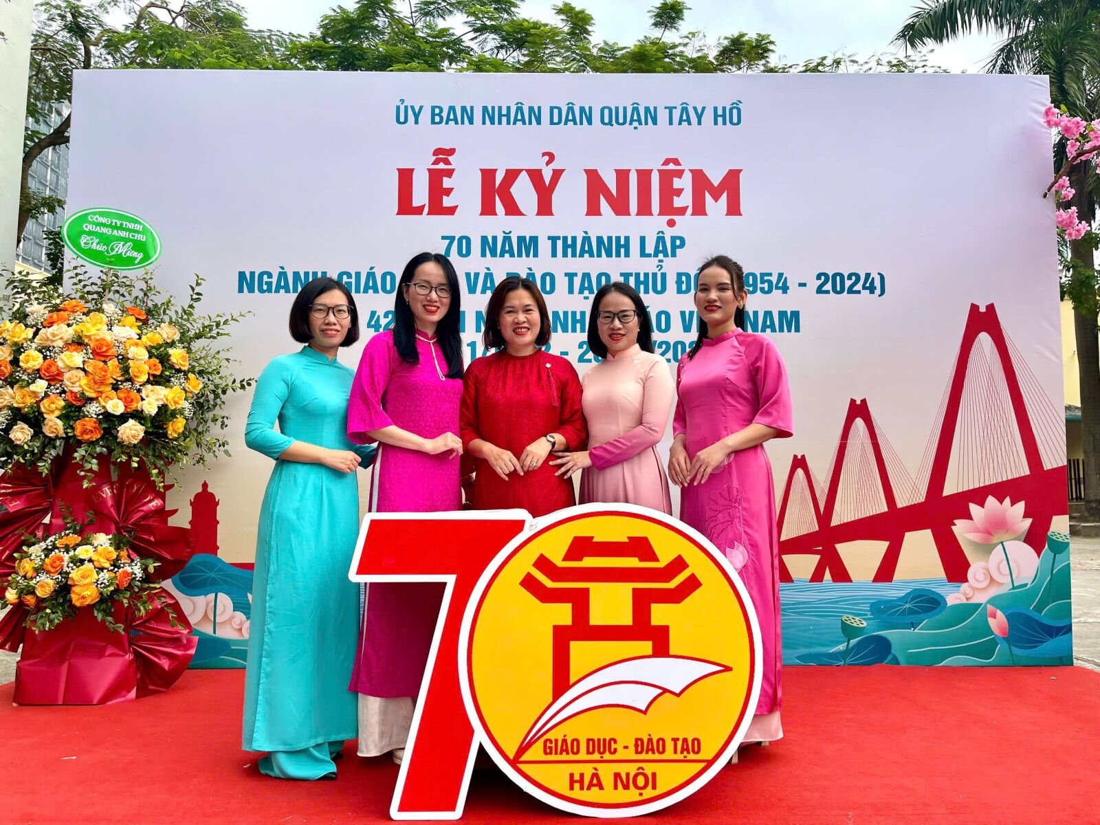 CÁN BỘ, GIÁO VIÊN TRƯỜNG MẦM NON TỨ LIÊNTHAM DỰ LỄ KỶ NIỆM 70 NĂM THÀNH LẬP NGÀNH GIÁO DỤC THỦ  ĐÔ, 42 NĂM NGÀY NHÀ GIÁO VIỆT NAM 20/11