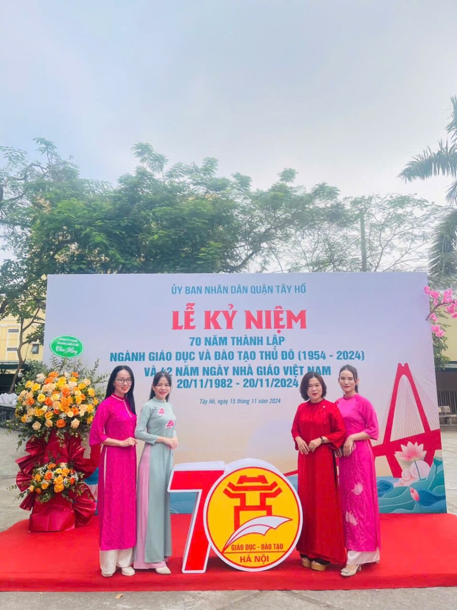 CÁN BỘ, GIÁO VIÊN TRƯỜNG MẦM NON TỨ LIÊNTHAM DỰ LỄ KỶ NIỆM 70 NĂM THÀNH LẬP NGÀNH GIÁO DỤC THỦ  ĐÔ, 42 NĂM NGÀY NHÀ GIÁO VIỆT NAM 20/11