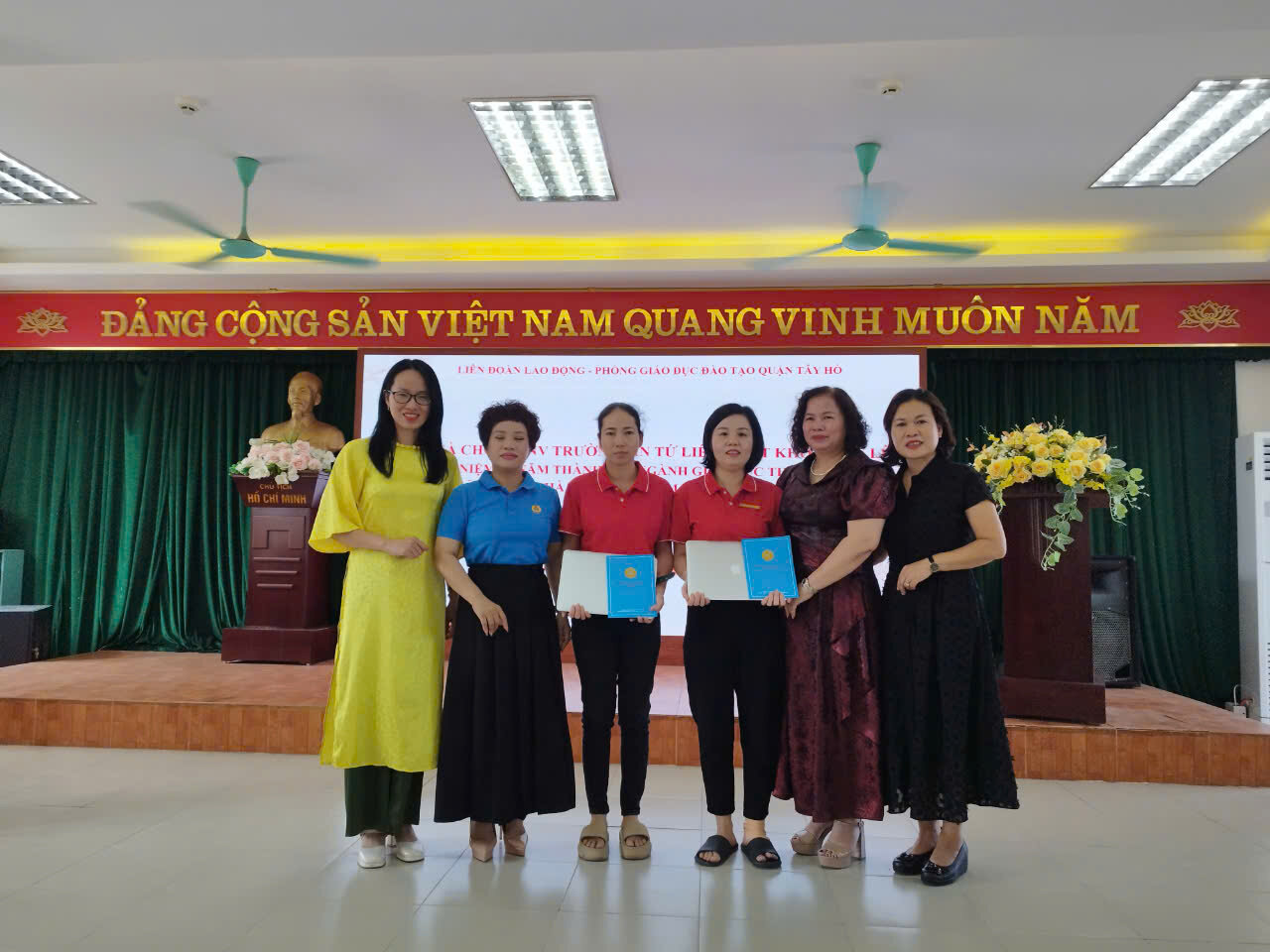 LIÊN ĐOÀN LAO ĐỘNG QUẬN PHỐI HỢP CÙNG PHÒNG GIÁO DỤC ĐÀO TẠO QUẬN TÂY HỒ TẶNG QUÀ CHO GIÁO VIÊN _ NHÂN VIÊN TRƯỜNG TỨ LIÊN VƯỢT KHÓ VƯƠN LÊN