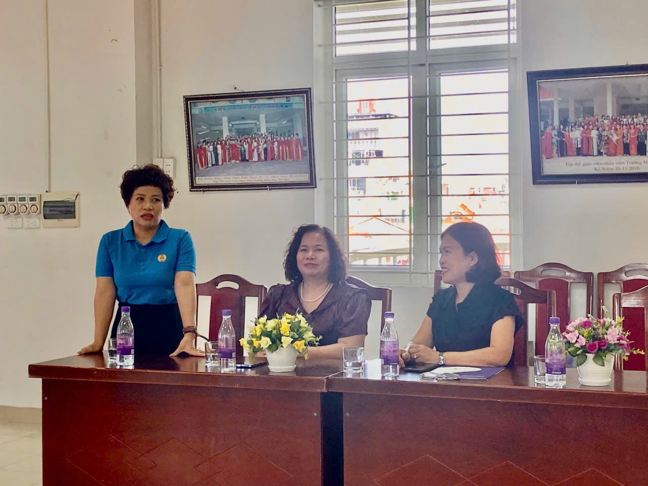 LIÊN ĐOÀN LAO ĐỘNG QUẬN PHỐI HỢP CÙNG PHÒNG GIÁO DỤC ĐÀO TẠO QUẬN TÂY HỒ TẶNG QUÀ CHO GIÁO VIÊN _ NHÂN VIÊN TRƯỜNG TỨ LIÊN VƯỢT KHÓ VƯƠN LÊN