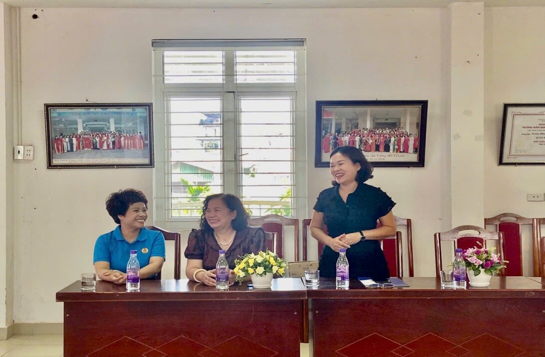 LIÊN ĐOÀN LAO ĐỘNG QUẬN PHỐI HỢP CÙNG PHÒNG GIÁO DỤC ĐÀO TẠO QUẬN TÂY HỒ TẶNG QUÀ CHO GIÁO VIÊN _ NHÂN VIÊN TRƯỜNG TỨ LIÊN VƯỢT KHÓ VƯƠN LÊN