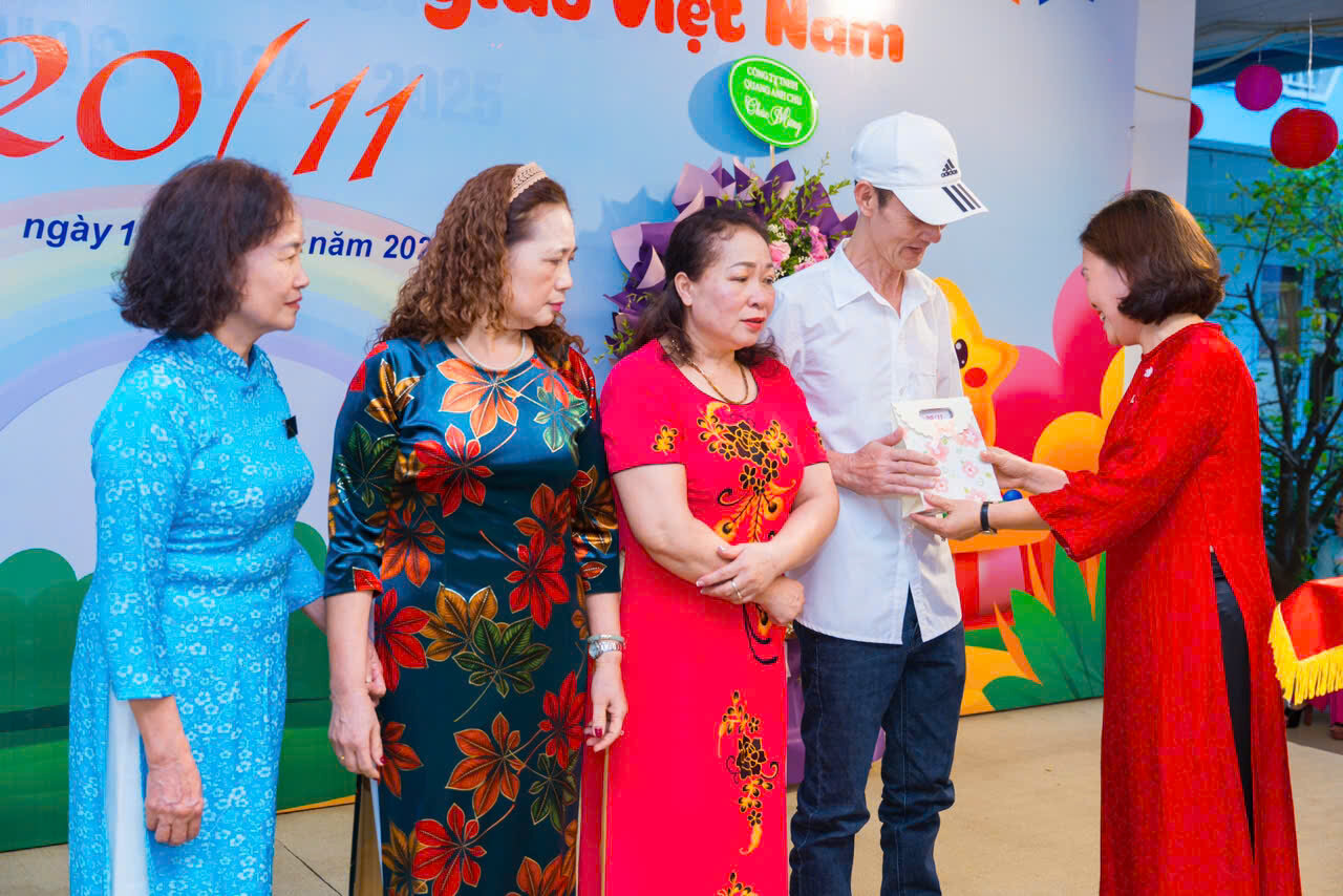 CÁN BỘ- GIÁO VIÊN- NHÂN VIÊN TRƯỜNG MẦM NON TỨ LIÊN LONG TRỌNG TỔ CHỨC MITTING KỈ NIỆM 42 NĂM NGÀY NHÀ GIÁO VIỆT NAM 20/11