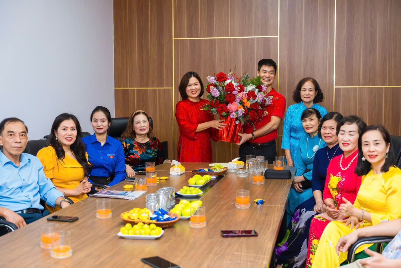 CÁN BỘ- GIÁO VIÊN- NHÂN VIÊN TRƯỜNG MẦM NON TỨ LIÊN LONG TRỌNG TỔ CHỨC MITTING KỈ NIỆM 42 NĂM NGÀY NHÀ GIÁO VIỆT NAM 20/11