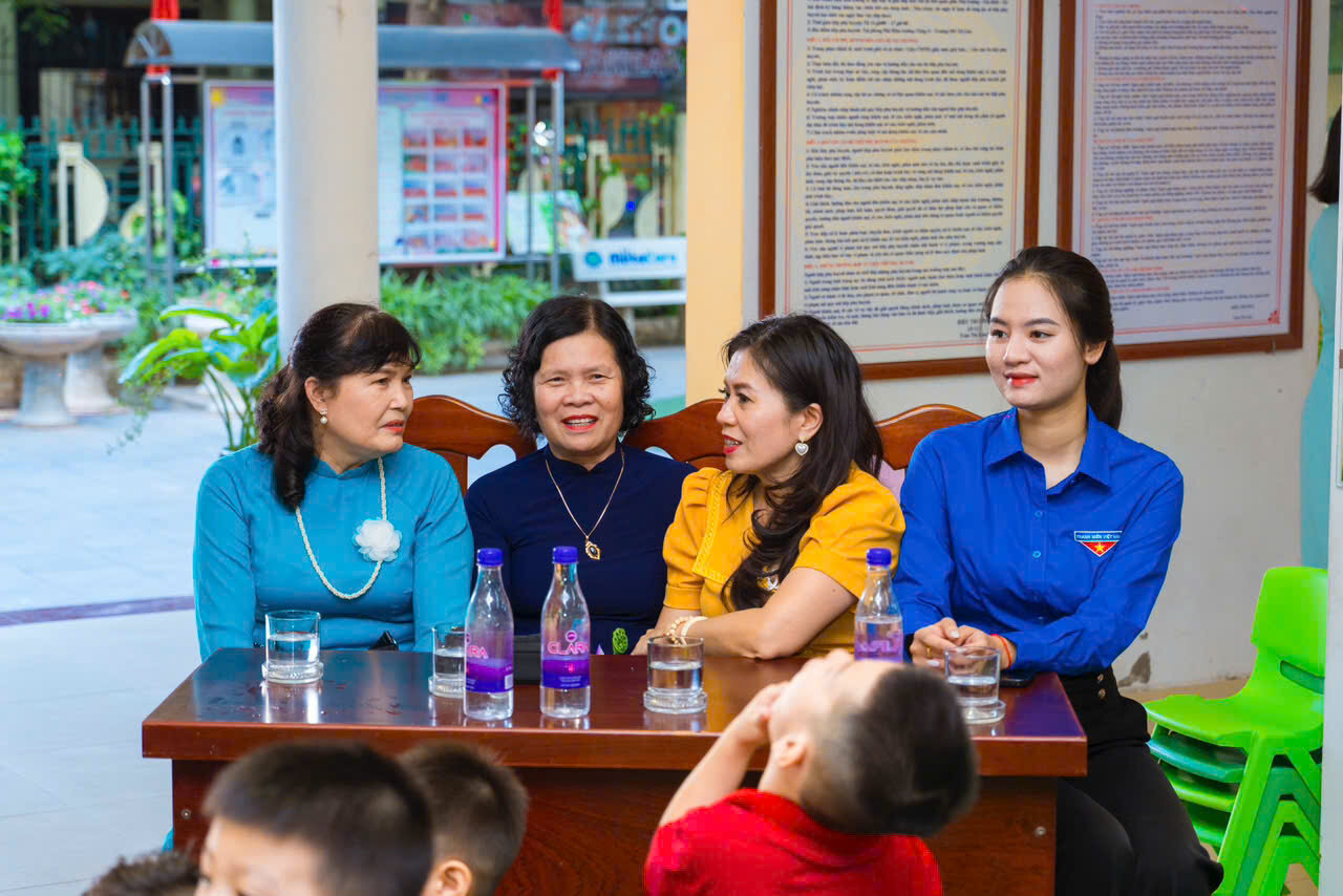 CÁN BỘ- GIÁO VIÊN- NHÂN VIÊN TRƯỜNG MẦM NON TỨ LIÊN LONG TRỌNG TỔ CHỨC MITTING KỈ NIỆM 42 NĂM NGÀY NHÀ GIÁO VIỆT NAM 20/11