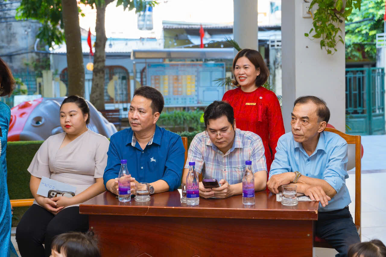 CÁN BỘ- GIÁO VIÊN- NHÂN VIÊN TRƯỜNG MẦM NON TỨ LIÊN LONG TRỌNG TỔ CHỨC MITTING KỈ NIỆM 42 NĂM NGÀY NHÀ GIÁO VIỆT NAM 20/11