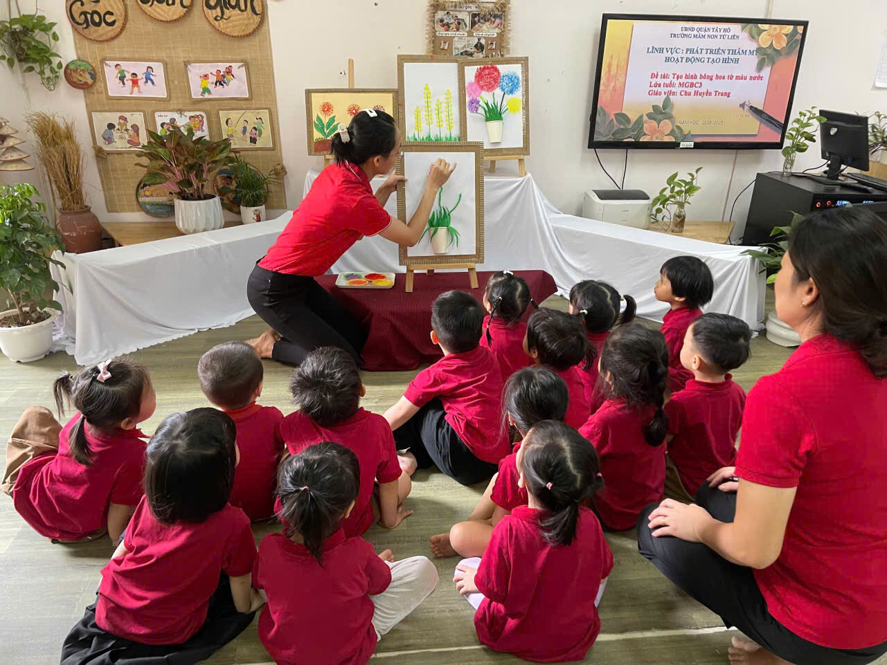 Tạo hình bông hoa từ màu nước