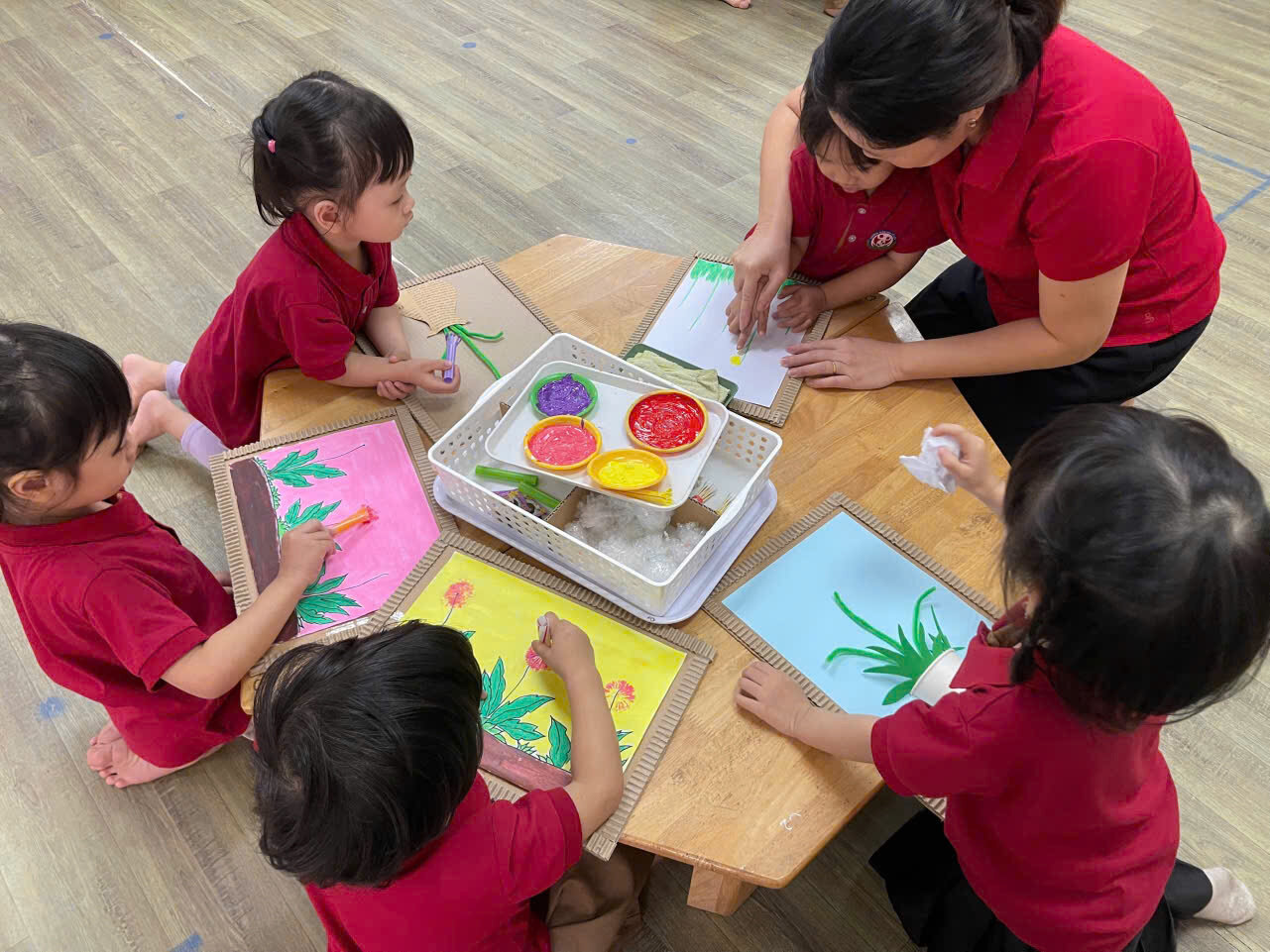 Tạo hình bông hoa từ màu nước