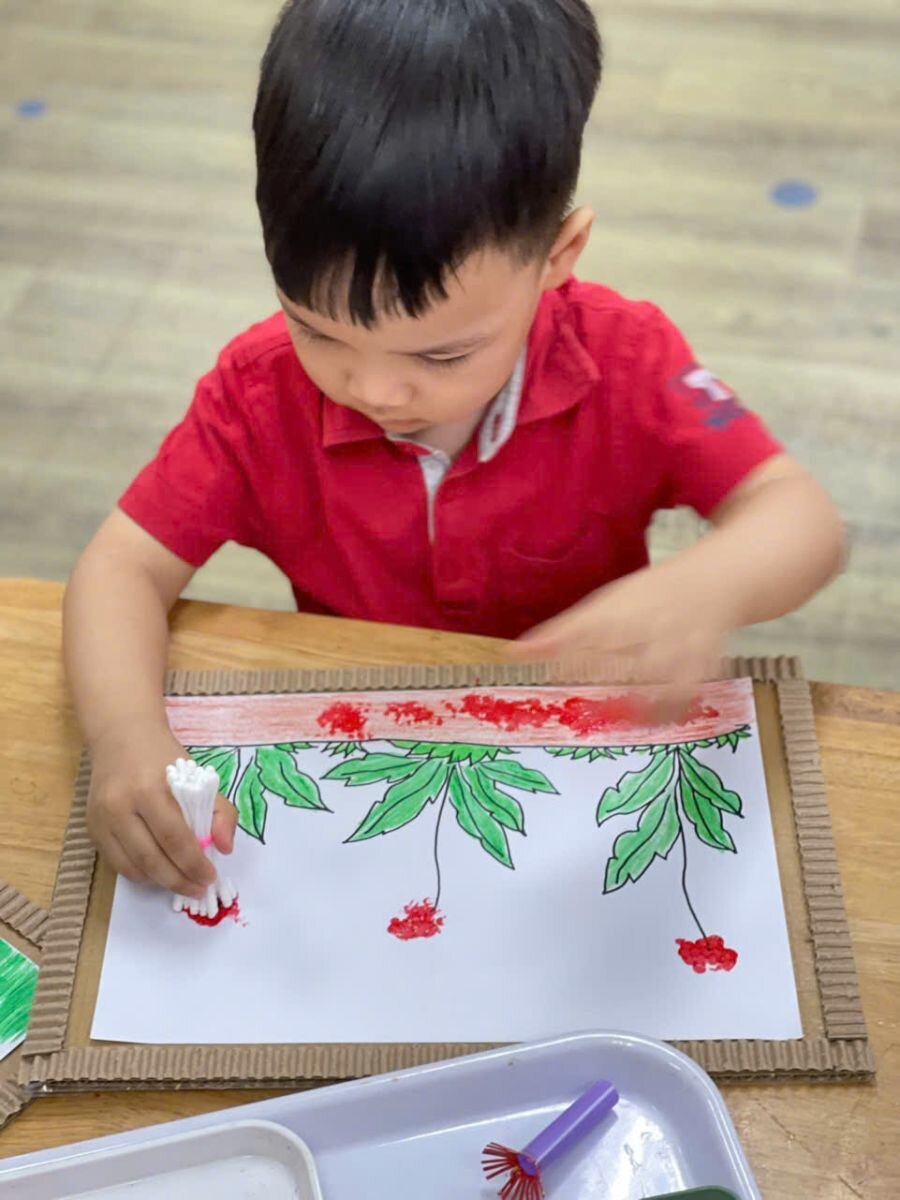 Tạo hình bông hoa từ màu nước