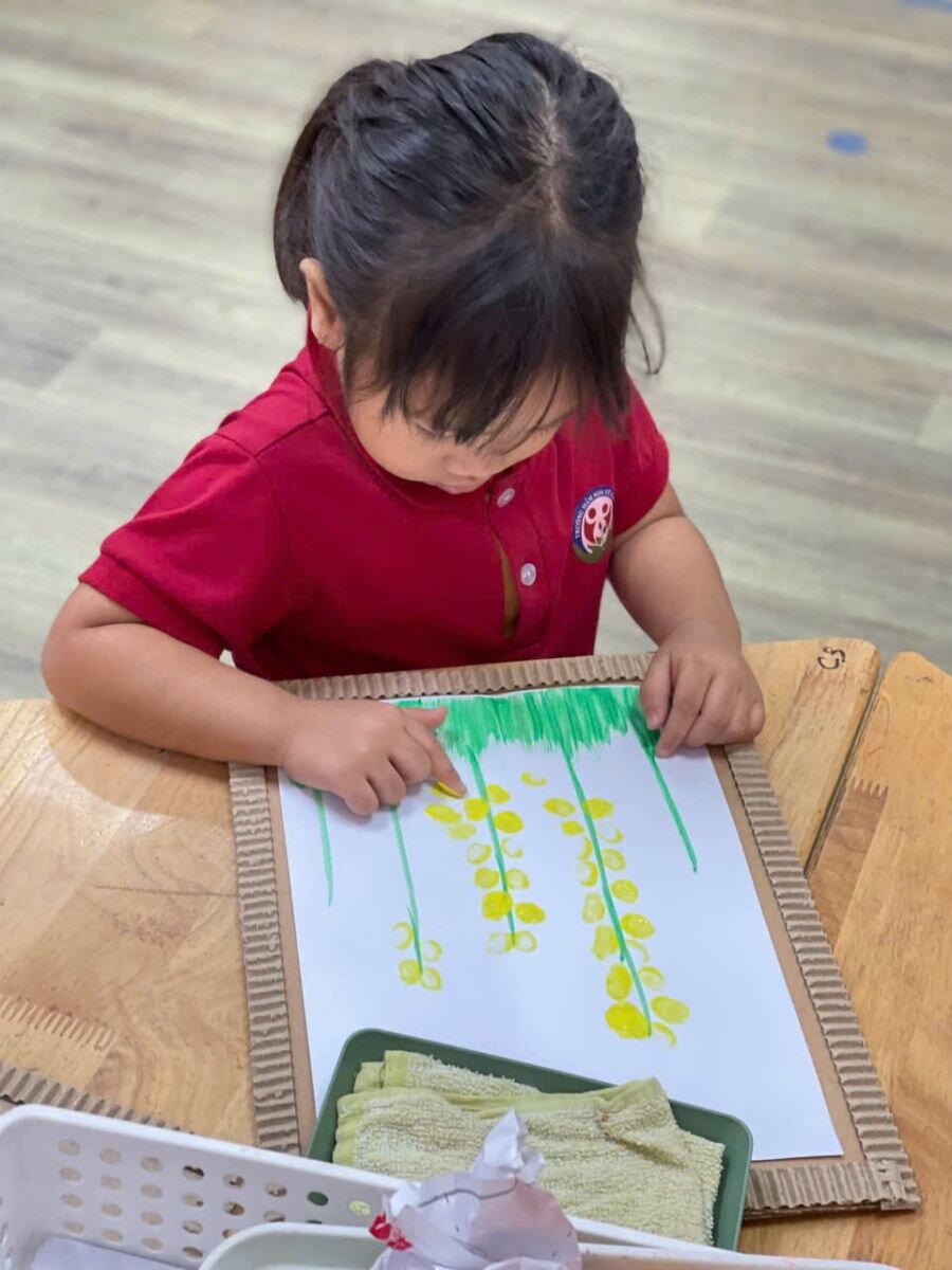 Tạo hình bông hoa từ màu nước