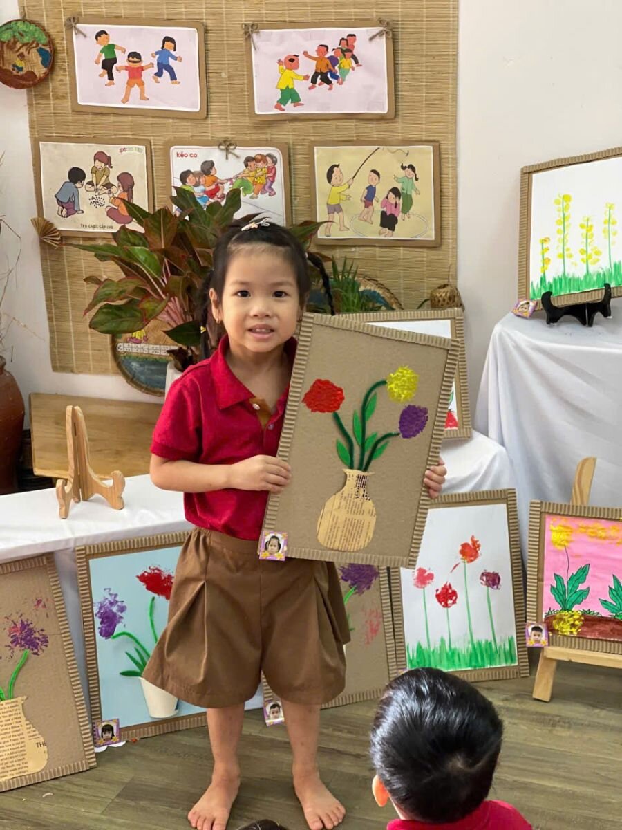 Tạo hình bông hoa từ màu nước