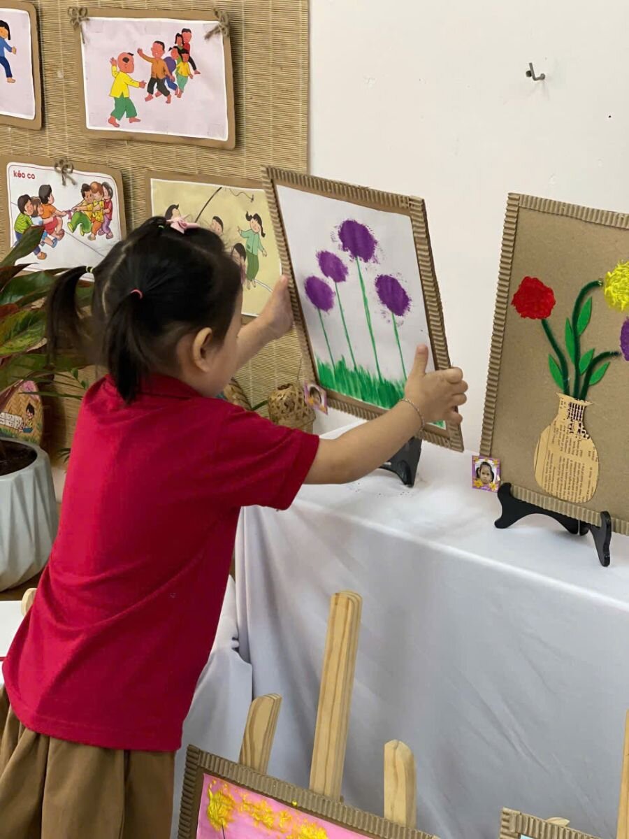 Tạo hình bông hoa từ màu nước