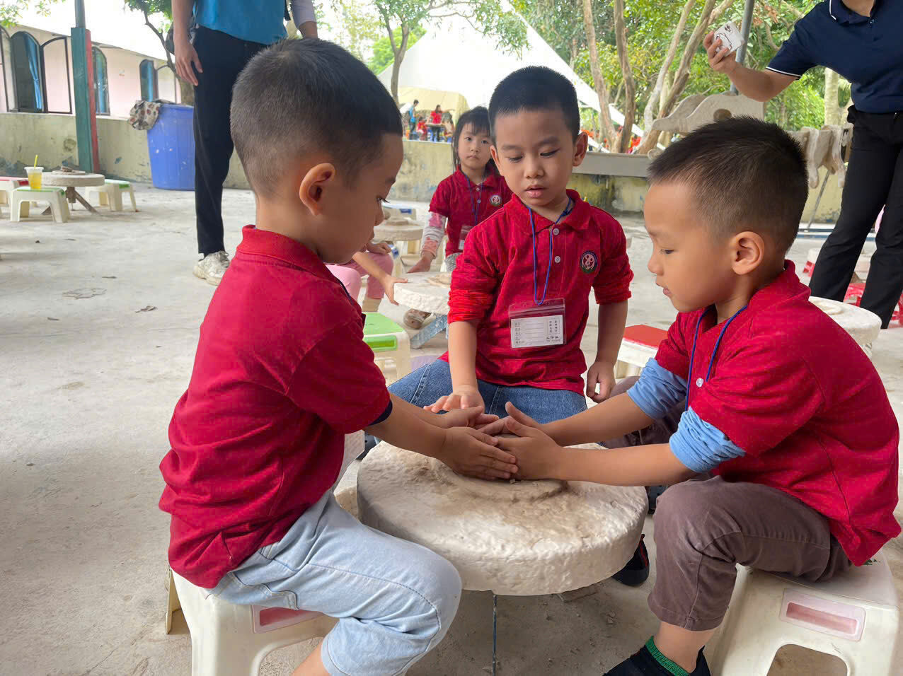 TRƯỜNG MẦM NON TỨ LIÊN TỔ CHỨC CHO TRẺ THAM GIA CHƯƠNG TRÌNH GIÁO DỤC NGOẠI KHÓA TẠI CÔNG VIÊN CẦU VỒNG