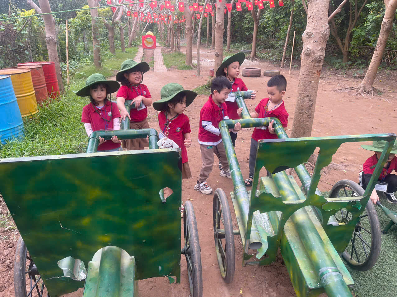 TRƯỜNG MẦM NON TỨ LIÊN TỔ CHỨC CHO TRẺ THAM GIA CHƯƠNG TRÌNH GIÁO DỤC NGOẠI KHÓA TẠI CÔNG VIÊN CẦU VỒNG