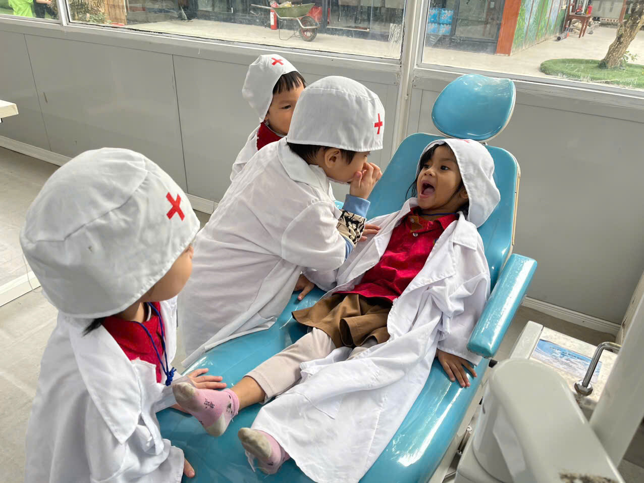 TRƯỜNG MẦM NON TỨ LIÊN TỔ CHỨC CHO TRẺ THAM GIA CHƯƠNG TRÌNH GIÁO DỤC NGOẠI KHÓA TẠI CÔNG VIÊN CẦU VỒNG