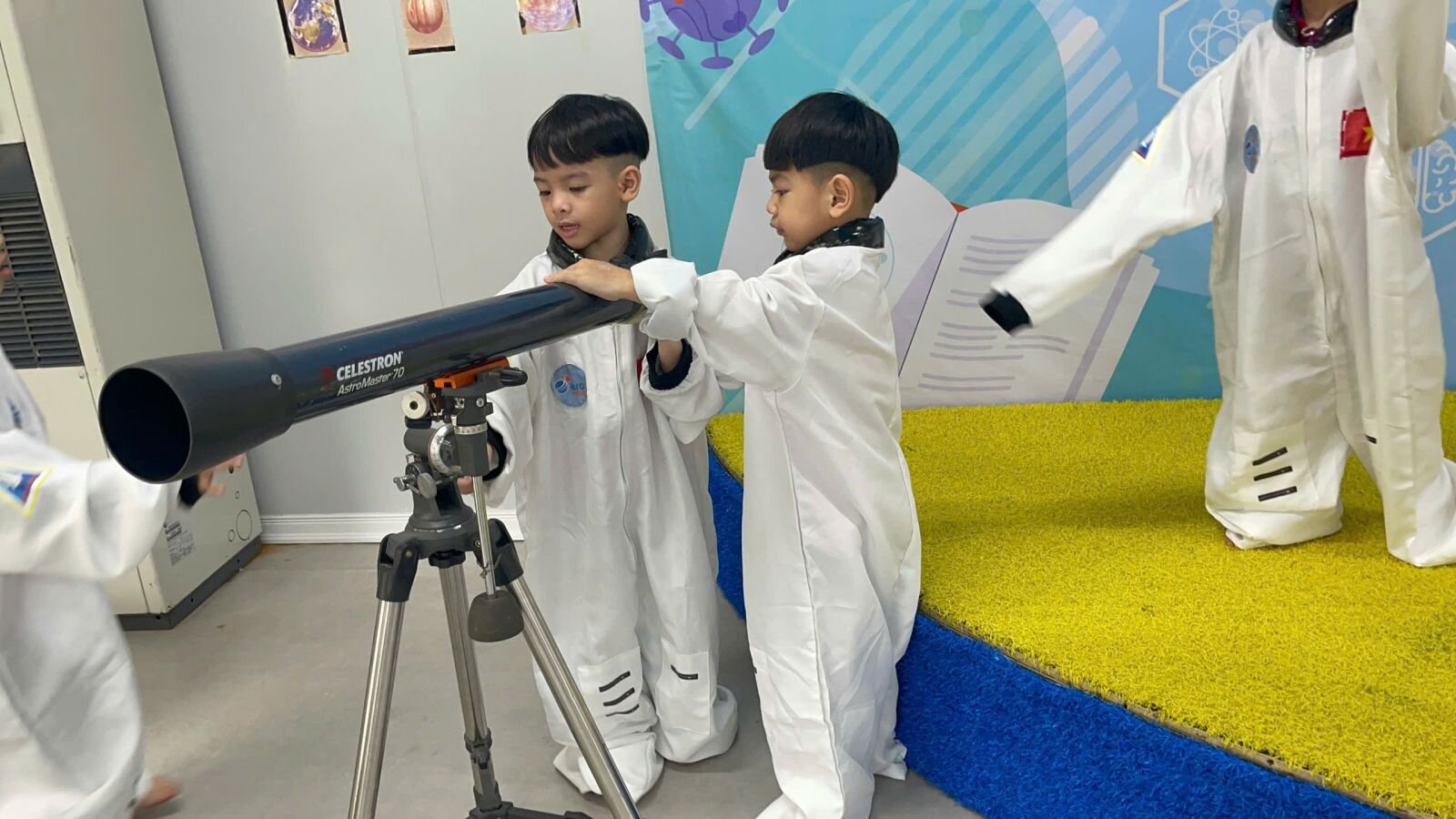 TRƯỜNG MẦM NON TỨ LIÊN TỔ CHỨC CHO TRẺ THAM GIA CHƯƠNG TRÌNH GIÁO DỤC NGOẠI KHÓA TẠI CÔNG VIÊN CẦU VỒNG