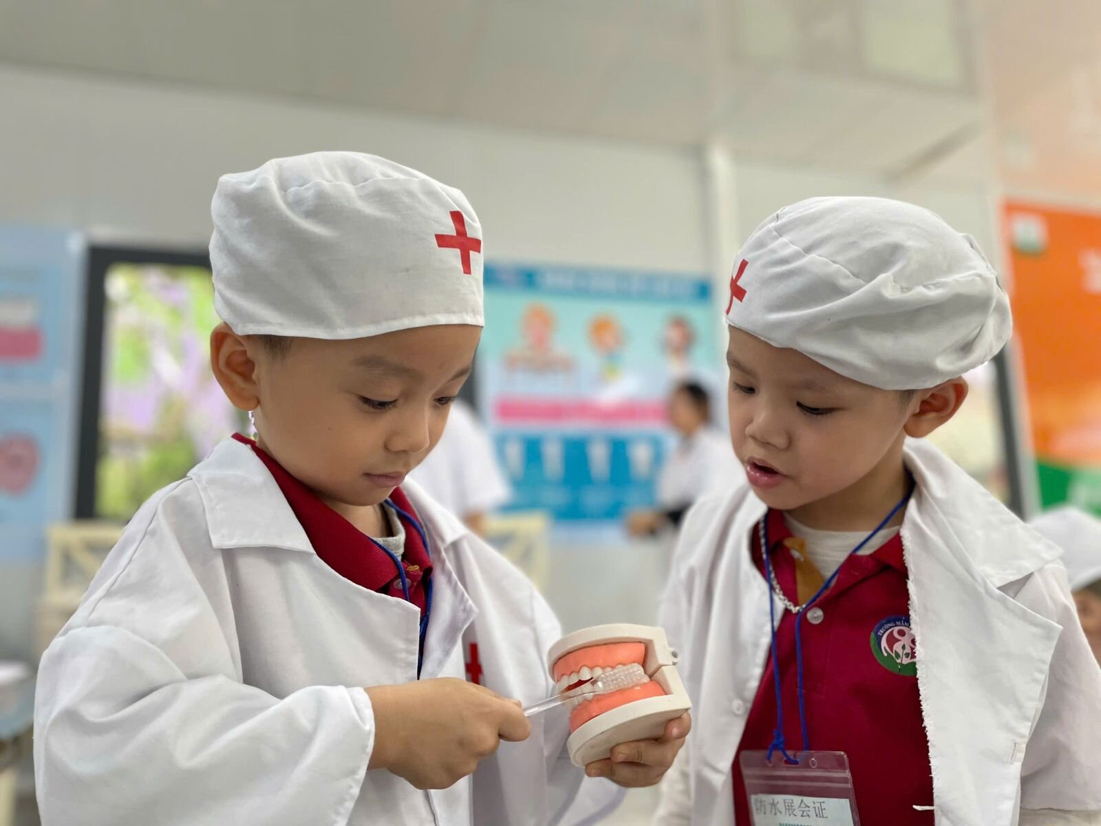 TRƯỜNG MẦM NON TỨ LIÊN TỔ CHỨC CHO TRẺ THAM GIA CHƯƠNG TRÌNH GIÁO DỤC NGOẠI KHÓA TẠI CÔNG VIÊN CẦU VỒNG