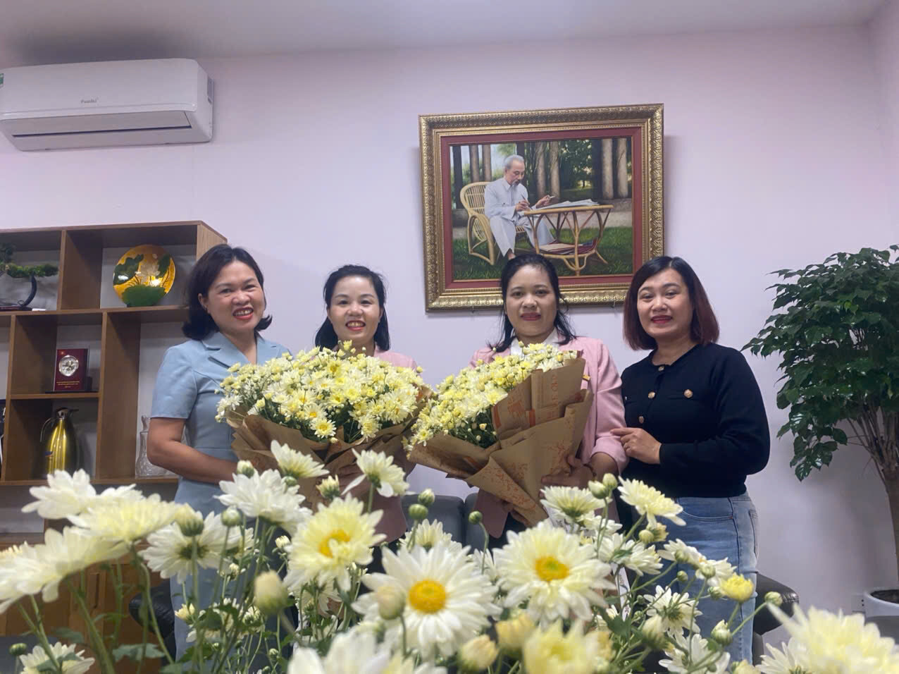 ĐẠI DIỆN GIÁO VIÊN TRƯỜNG MẦM NON TỨ LIÊN THAM GIA DỰ THI GIÁO VIÊN GIỎI CẤP QUẬN BẬC HỌC MẦM NON NĂM HỌC 2024-2025